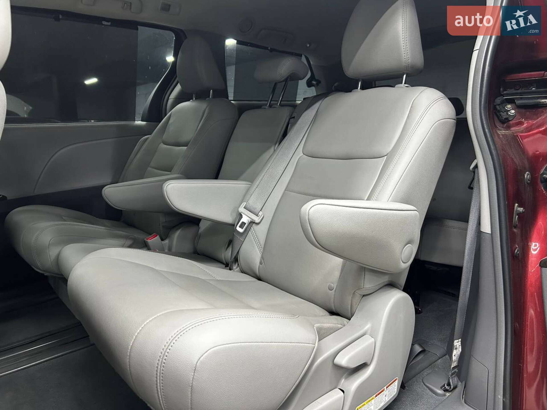 Toyota Sienna 2018 VIN 5TDYZ3DC9KS996137 фото оголошення 12 з 23