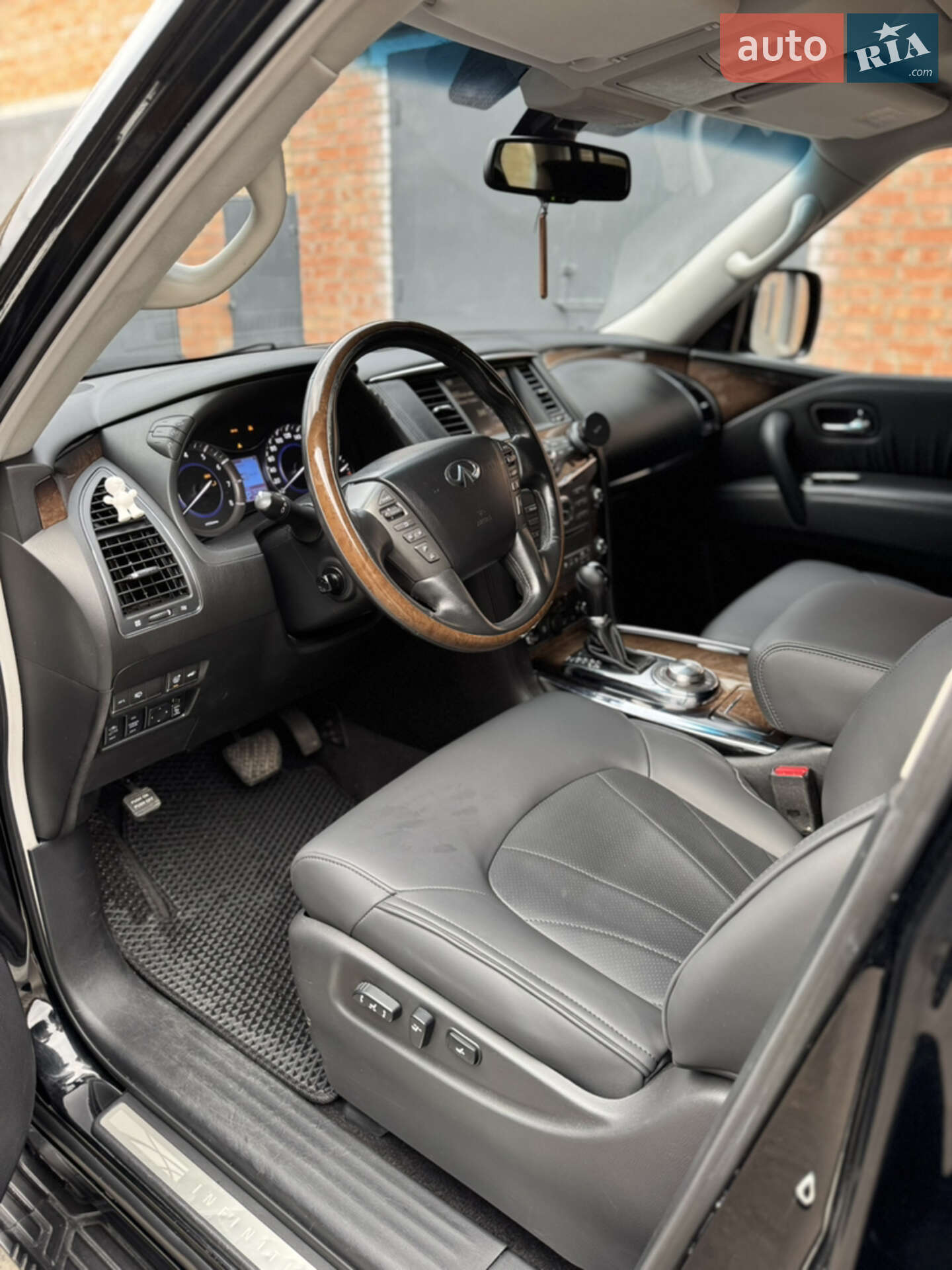 Infiniti QX56 2011 VIN JN1JANZ62U0001577 фото оголошення 12 з 26