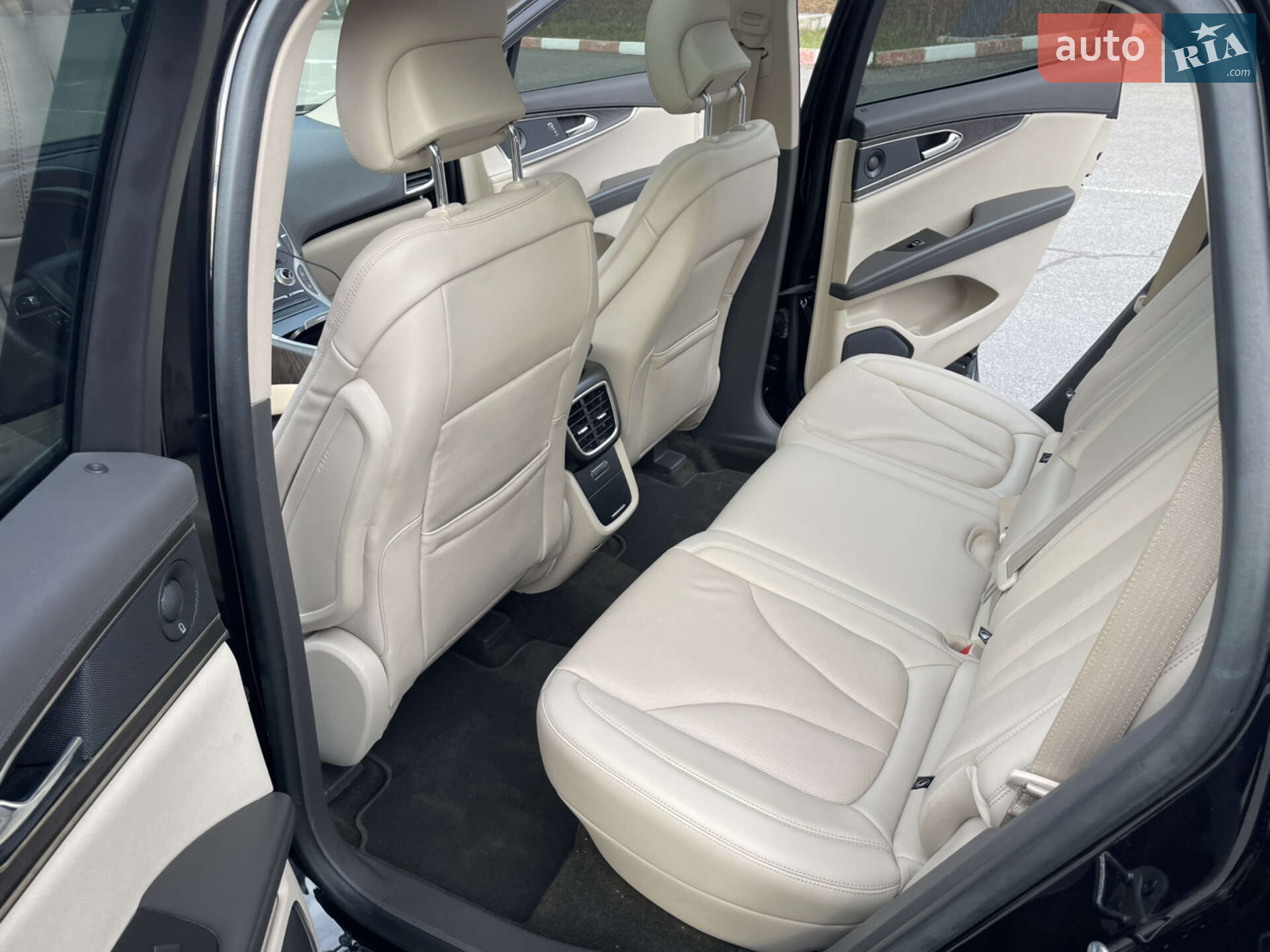 Lincoln Nautilus 2019 VIN 2LMPJ8LPXKBL61711 фото оголошення 13 з 32