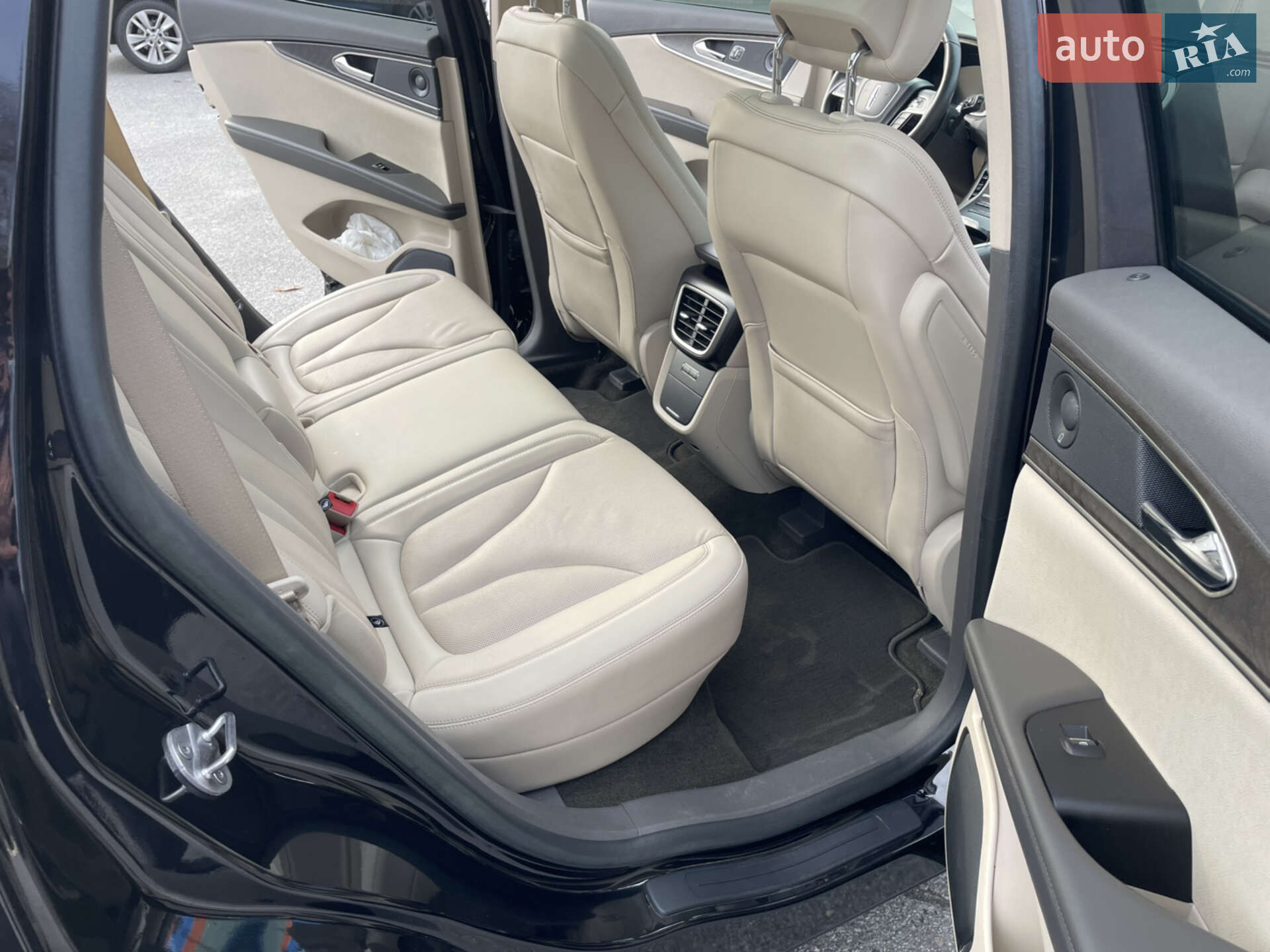 Lincoln Nautilus 2019 VIN 2LMPJ8LPXKBL61711 фото оголошення 18 з 32