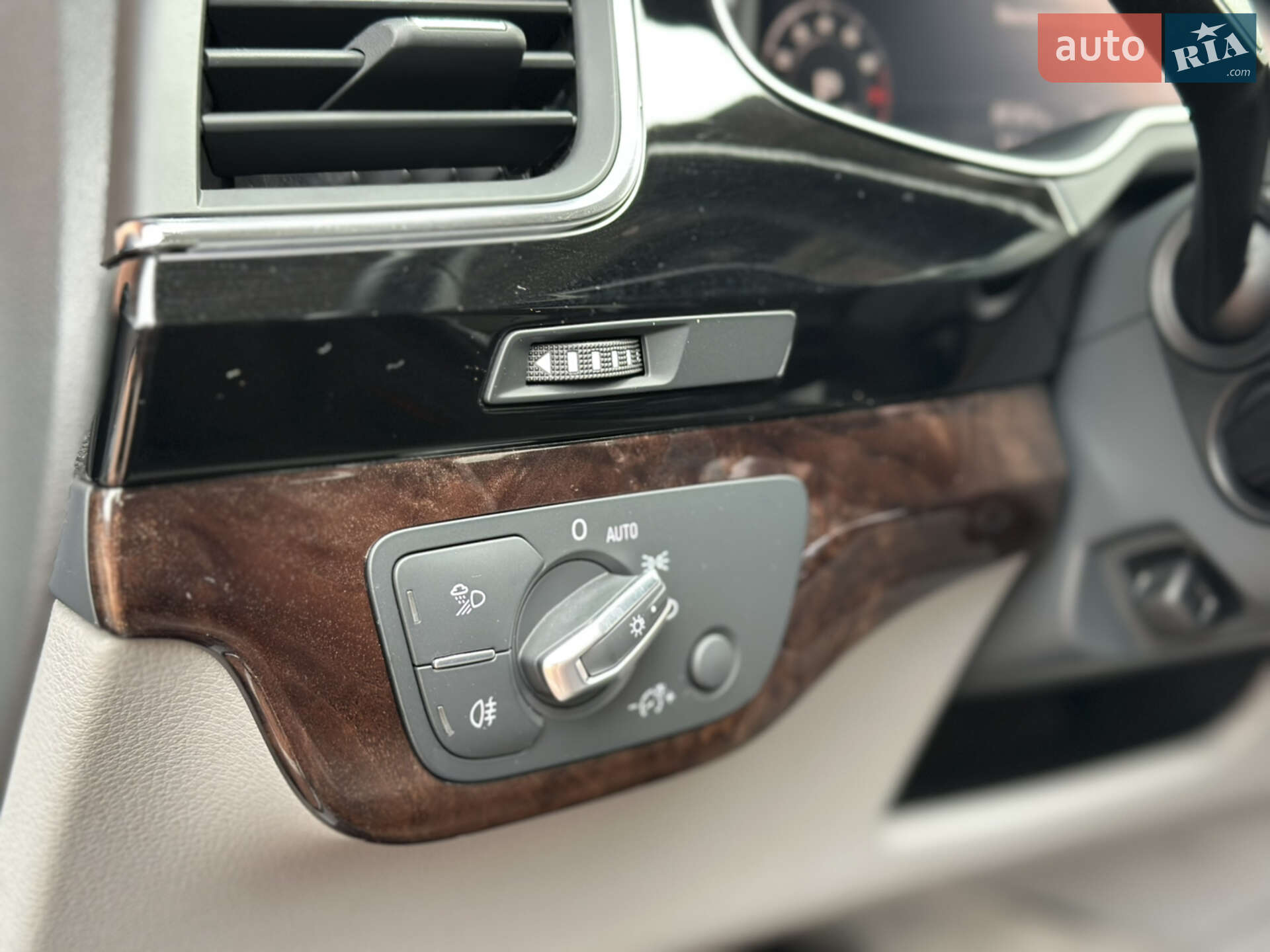 Audi Q7 2018 VIN WA1LAAF74JD051753 фото оголошення 37 з 76