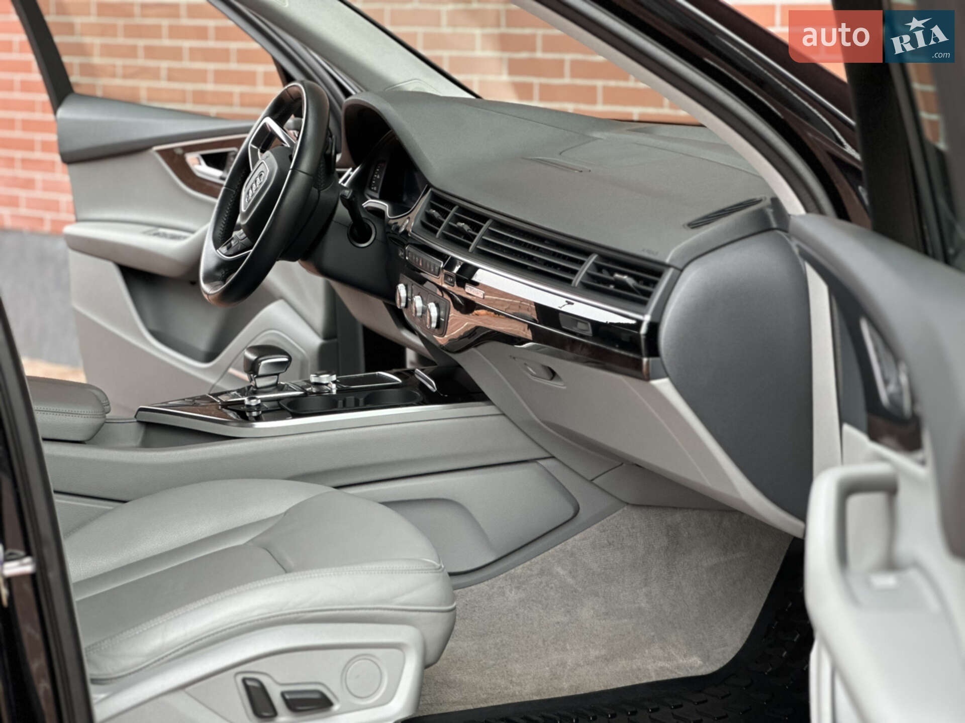 Audi Q7 2018 VIN WA1LAAF74JD051753 фото оголошення 26 з 76