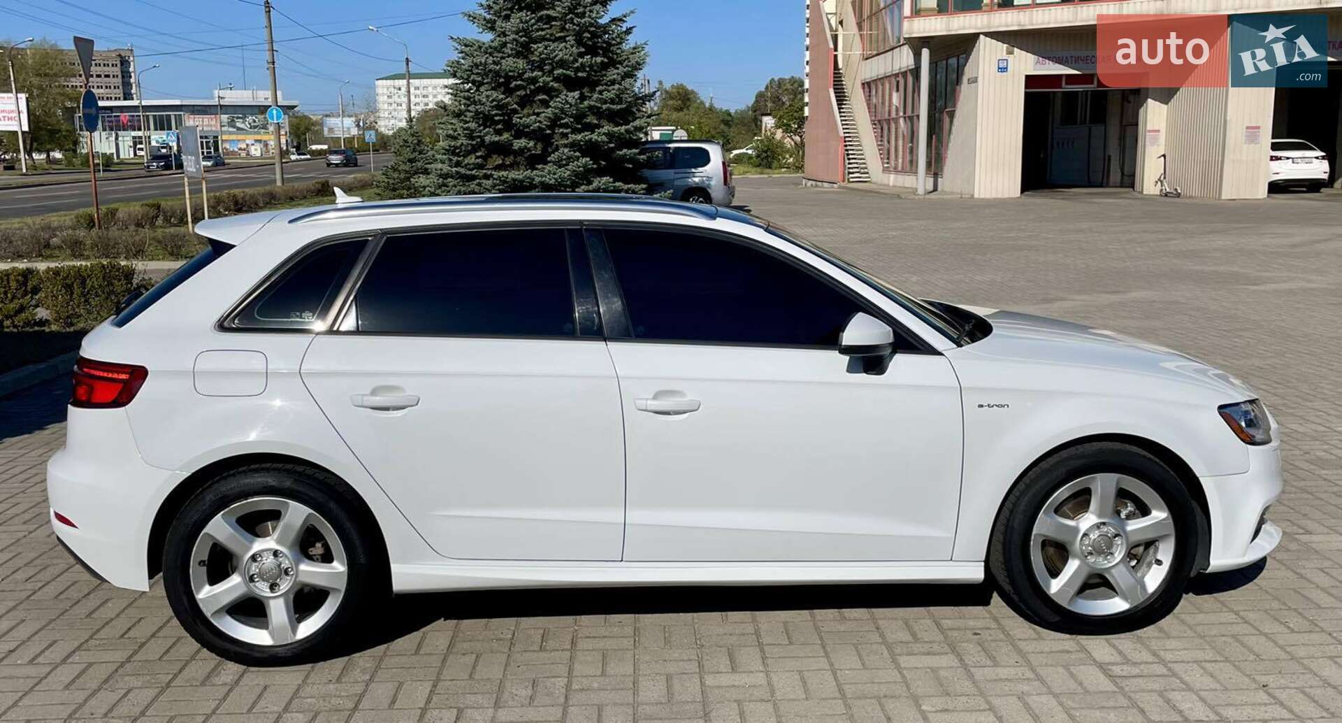 Audi A3 2017 VIN WAUUPBFFXHA136675 фото оголошення 2 з 21