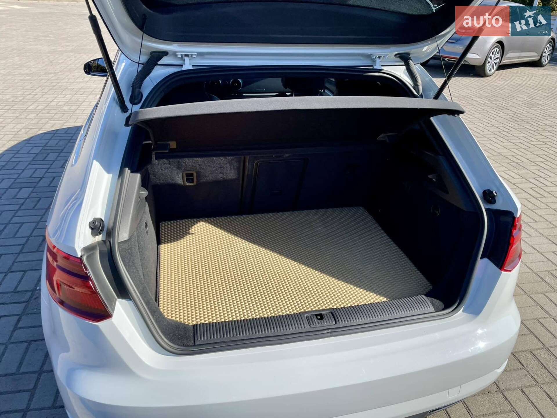 Audi A3 2017 VIN WAUUPBFFXHA136675 фото оголошення 9 з 21