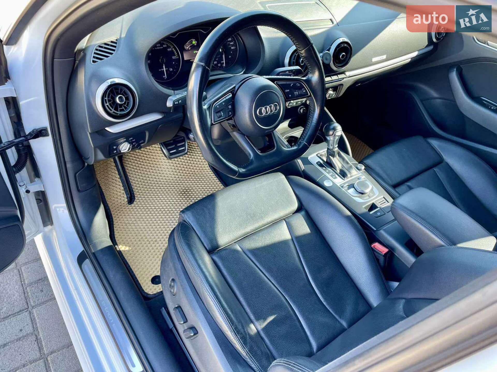 Audi A3 2017 VIN WAUUPBFFXHA136675 фото оголошення 14 з 21
