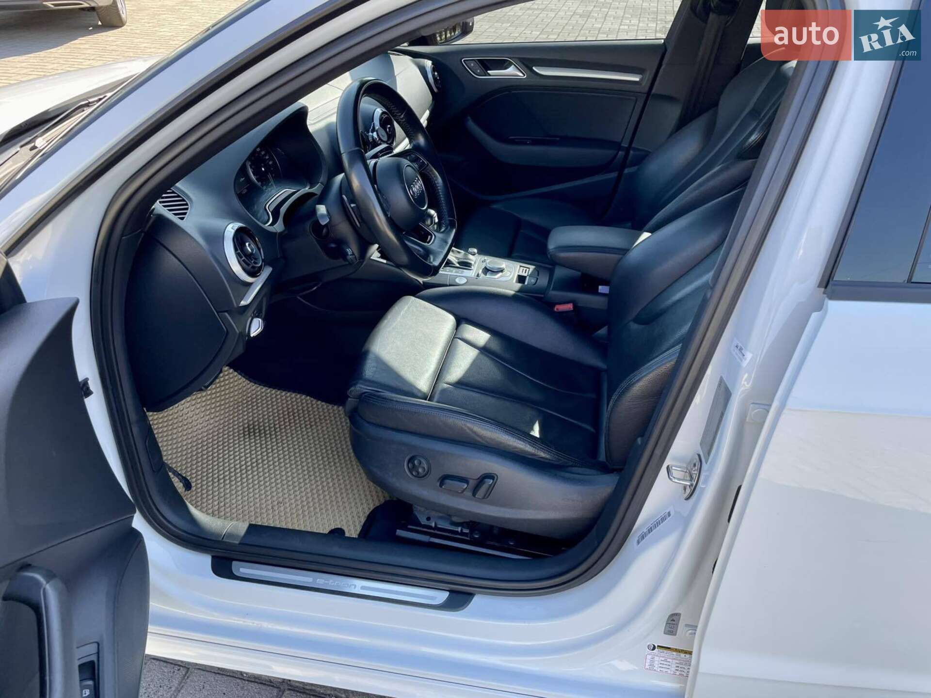 Audi A3 2017 VIN WAUUPBFFXHA136675 фото оголошення 17 з 21