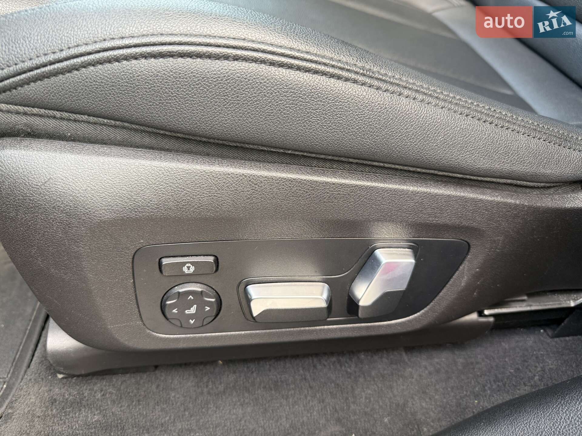 BMW X4 2019 VIN 5UXUJ5C59KLJ64026 фото оголошення 32 з 44