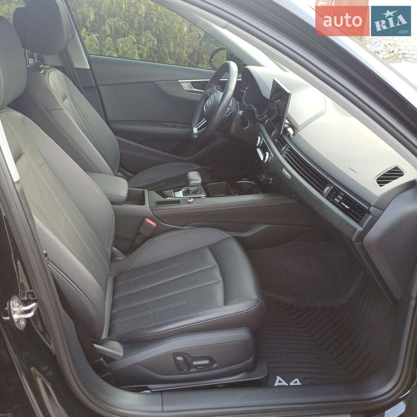 Audi A4 2022 VIN WAUBBAF47PN001434 фото оголошення 3 з 15