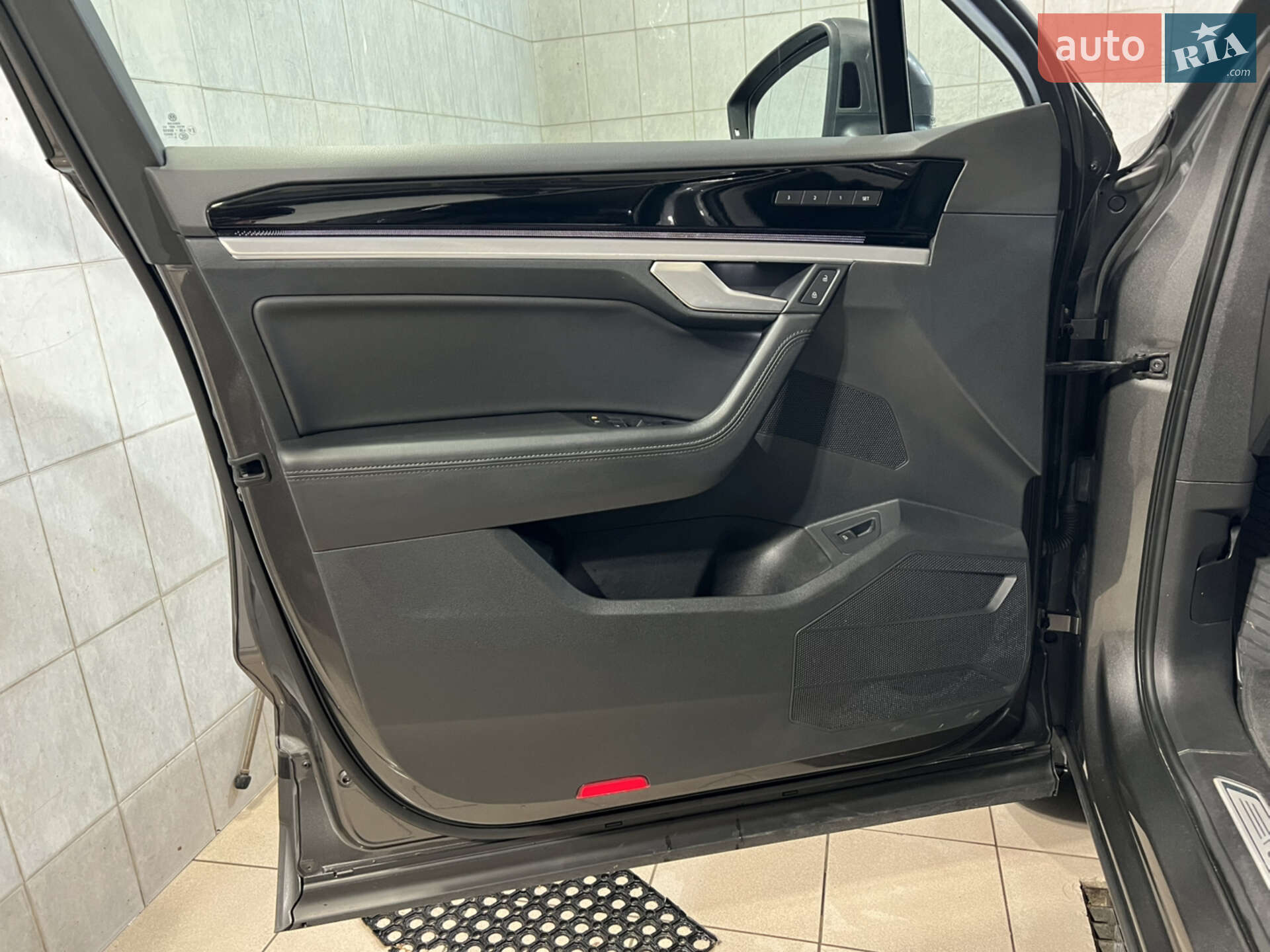 Volkswagen Touareg 2018 VIN WVGZZZCRZKD007099 фото оголошення 24 з 68