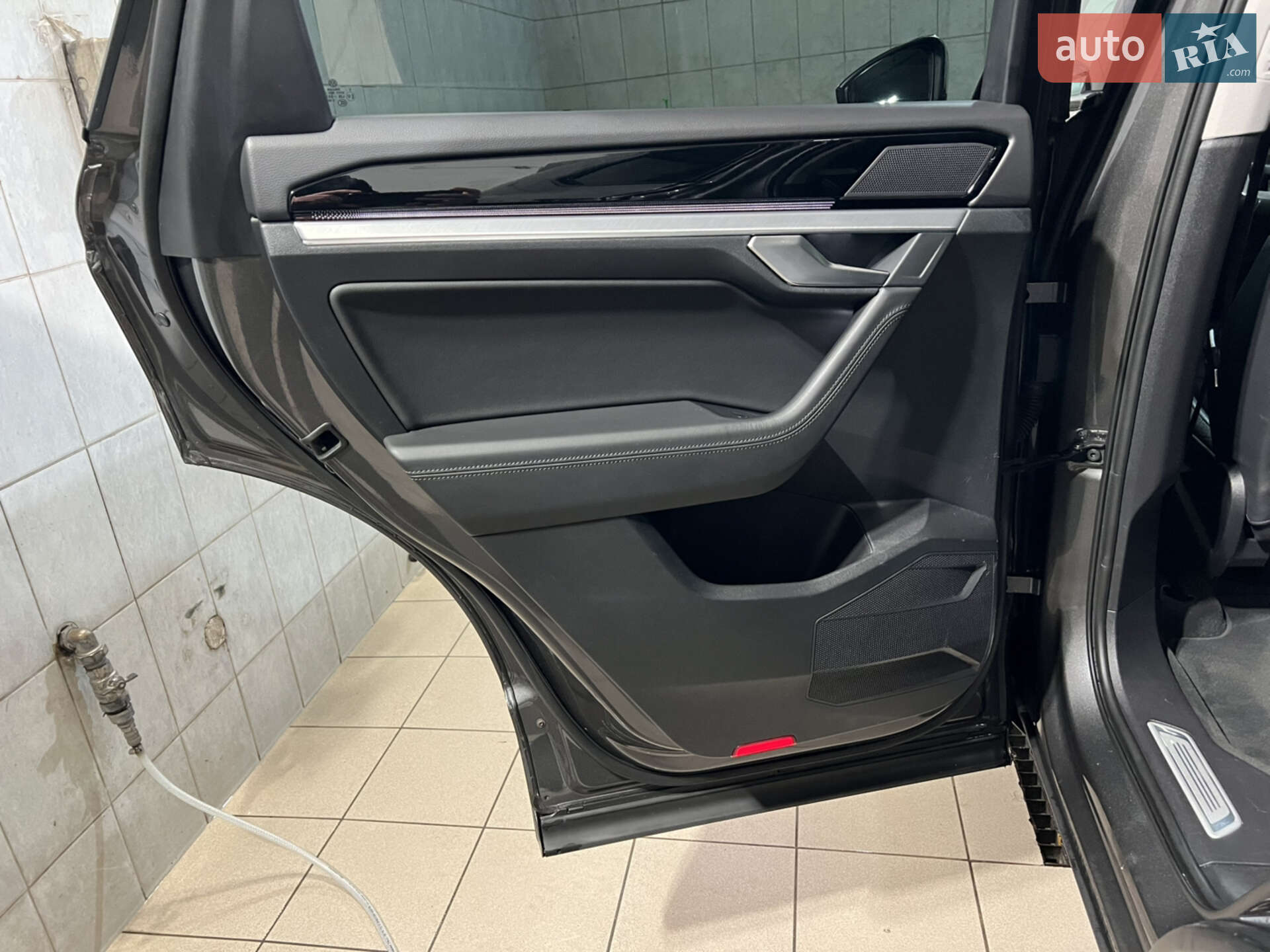 Volkswagen Touareg 2018 VIN WVGZZZCRZKD007099 фото оголошення 26 з 68