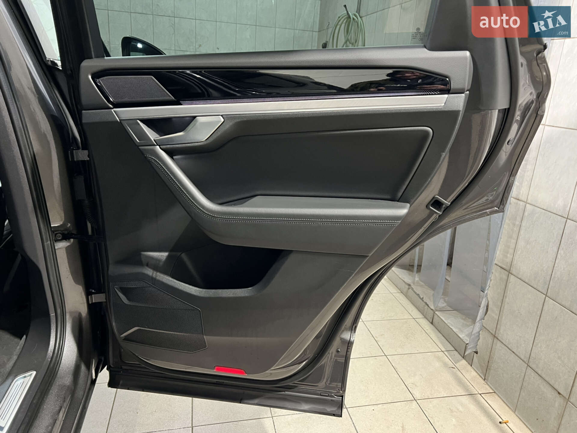 Volkswagen Touareg 2018 VIN WVGZZZCRZKD007099 фото оголошення 28 з 68
