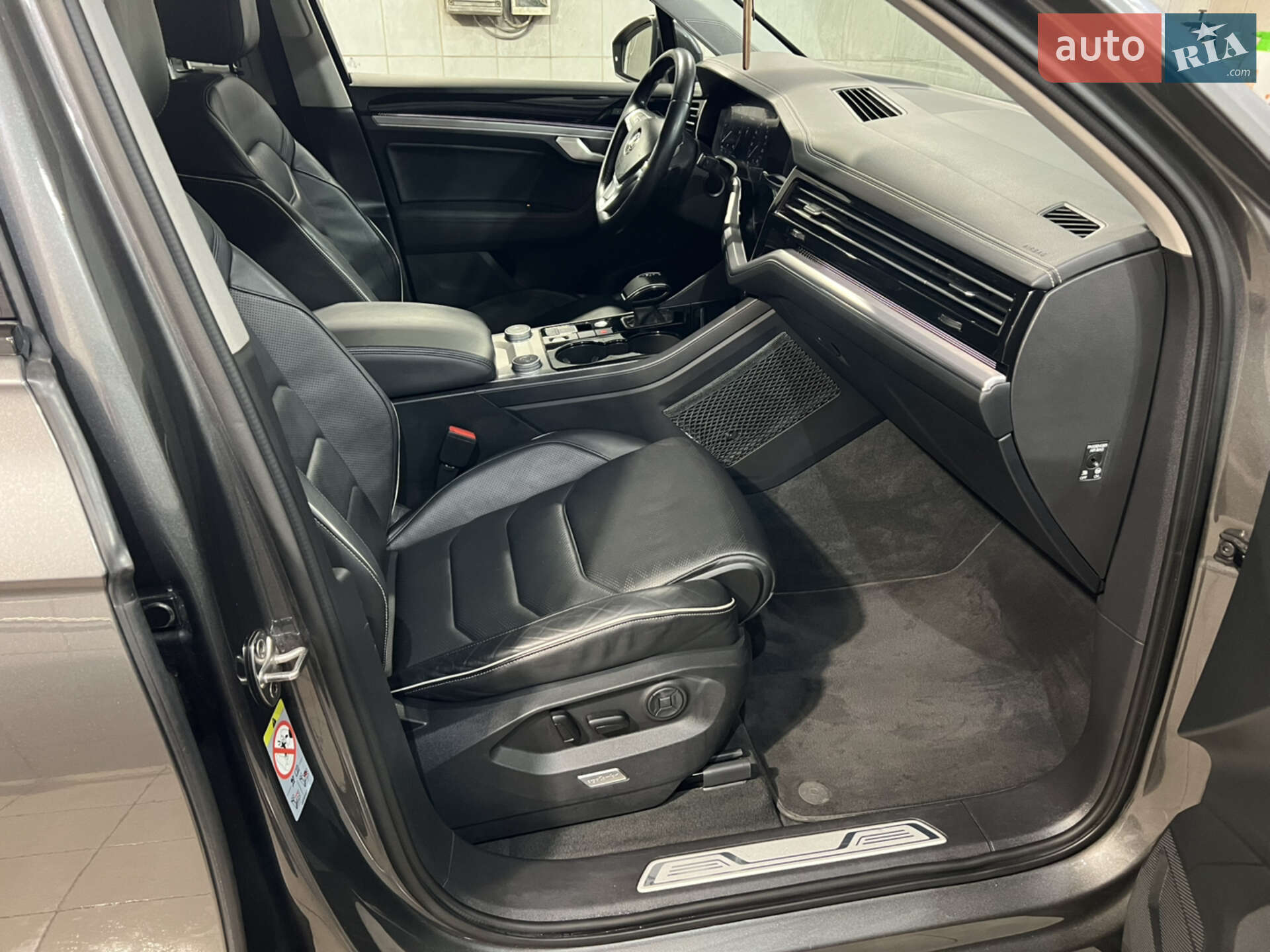 Volkswagen Touareg 2018 VIN WVGZZZCRZKD007099 фото оголошення 31 з 68