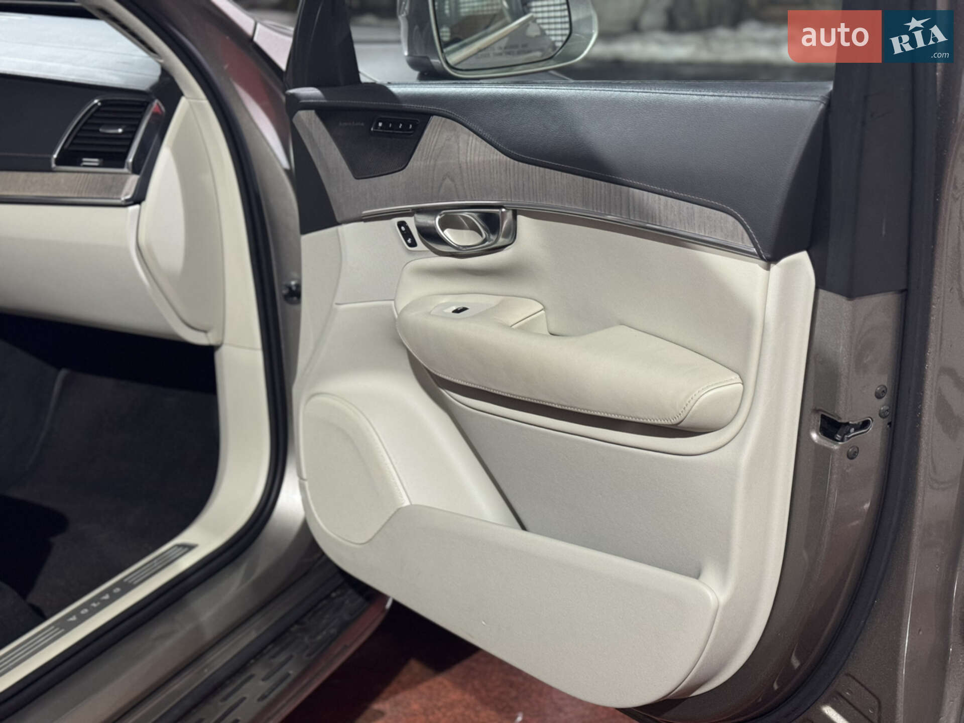 Volvo XC90 2019 VIN YV4BR00L4L1559782 фото оголошення 32 з 65