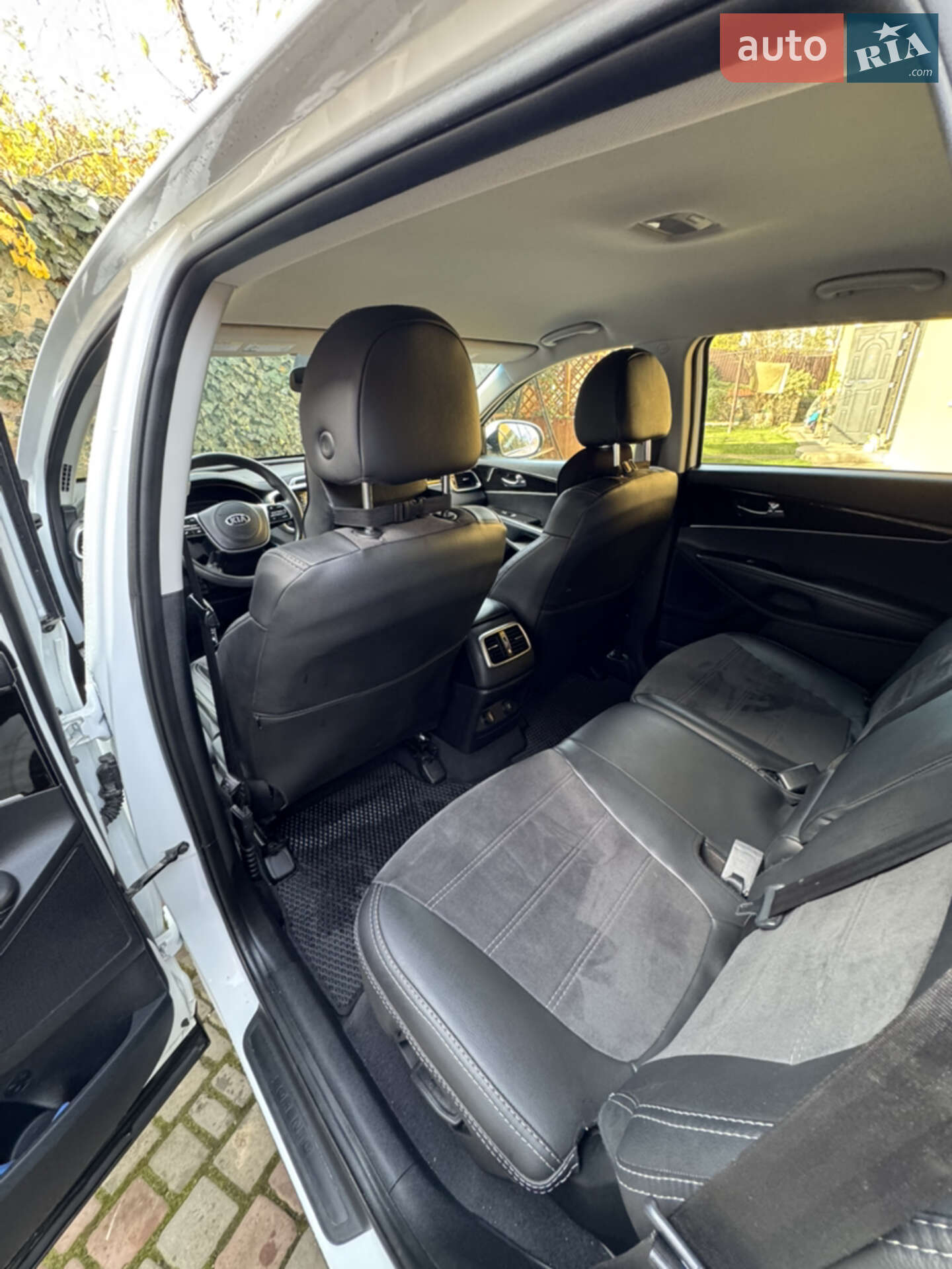 Kia Sorento 2018 VIN 5XYPG4A32KG521907 фото оголошення 4 з 30