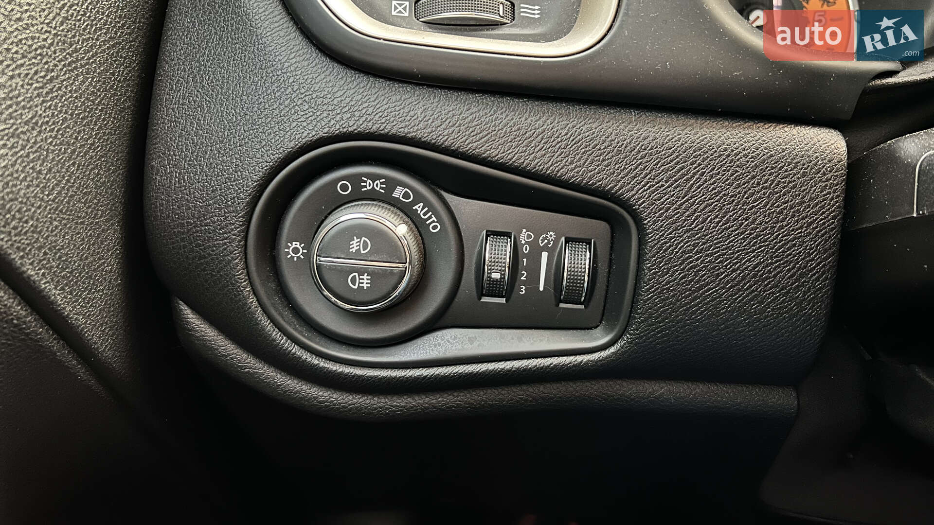 Jeep Renegade 2016 VIN 1C4BU0000GPD13870 фото оголошення 4 з 6