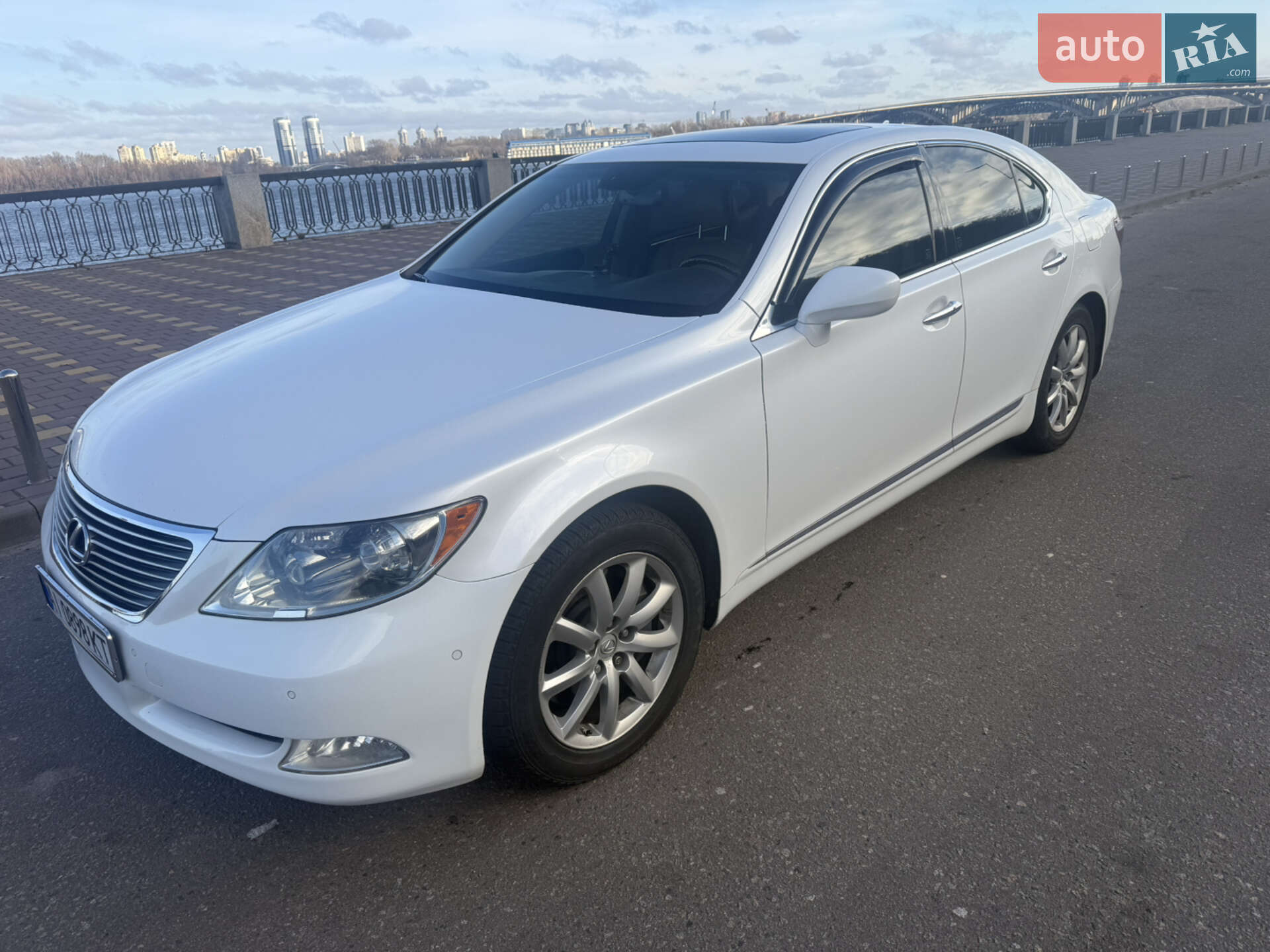 Lexus LS 2009 VIN JTHCL46F195004225 фото оголошення 2 з 8