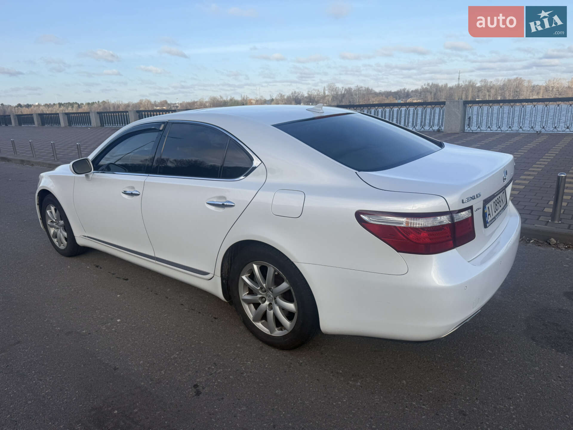 Lexus LS 2009 VIN JTHCL46F195004225 фото оголошення 4 з 8