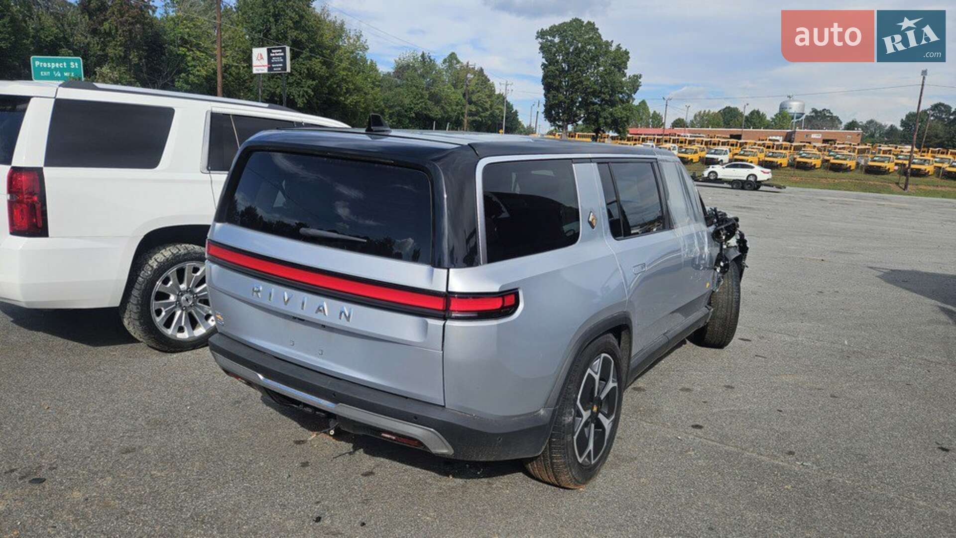 Rivian R1S 2023 VIN 7PDSGABAXPN018754 фото оголошення 3 з 31