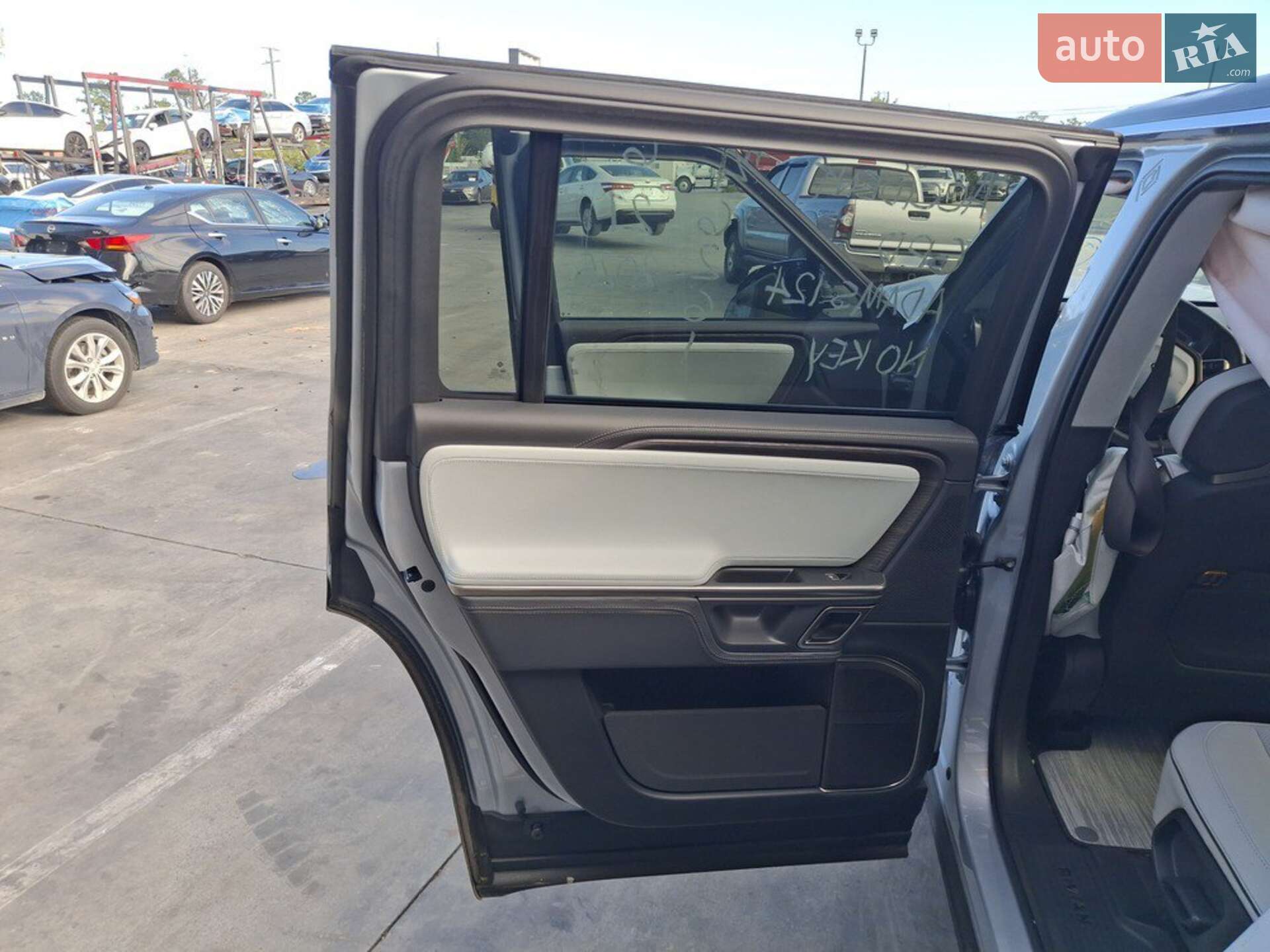Rivian R1S 2023 VIN 7PDSGABAXPN018754 фото оголошення 15 з 31