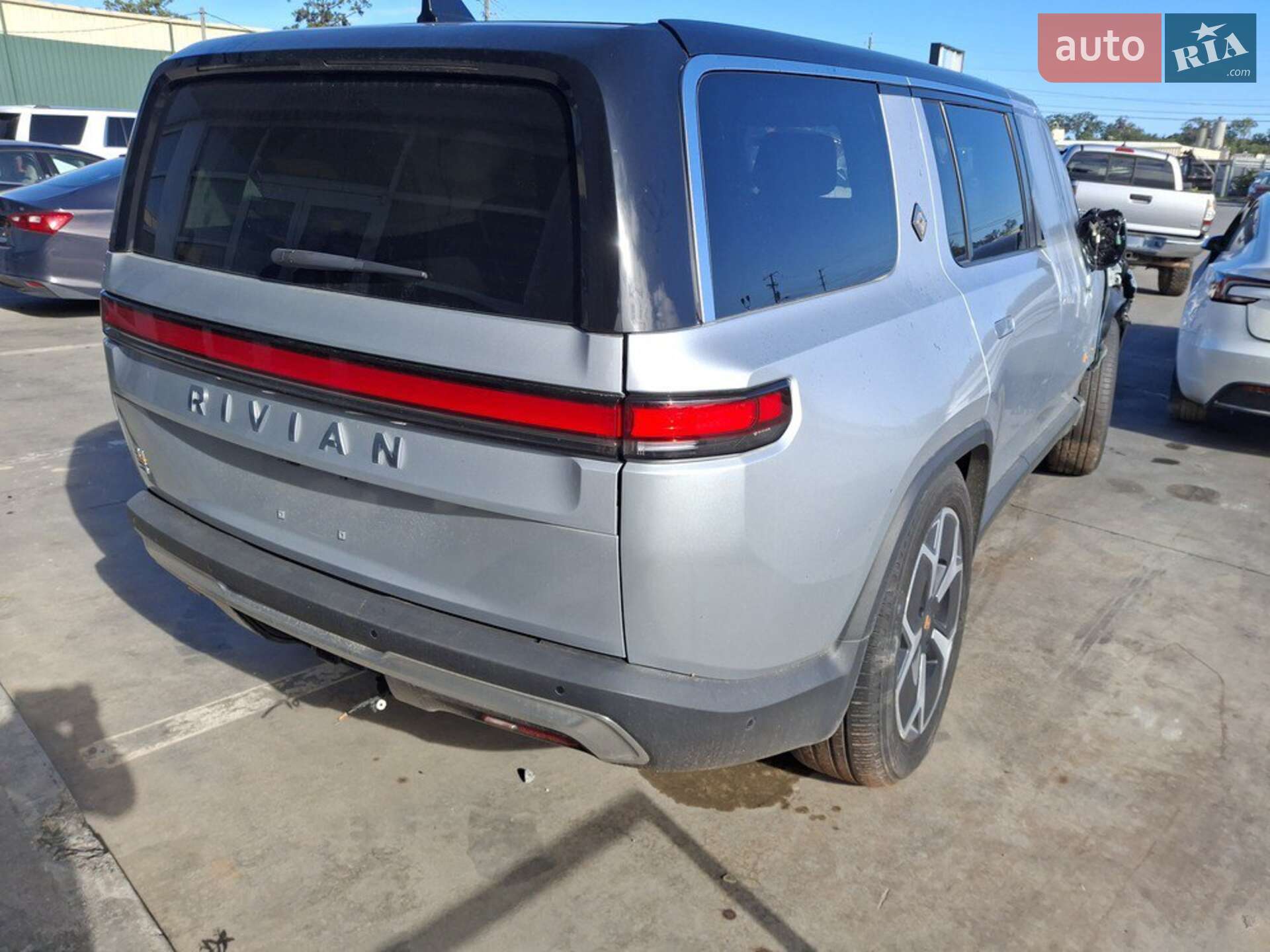 Rivian R1S 2023 VIN 7PDSGABAXPN018754 фото оголошення 18 з 31