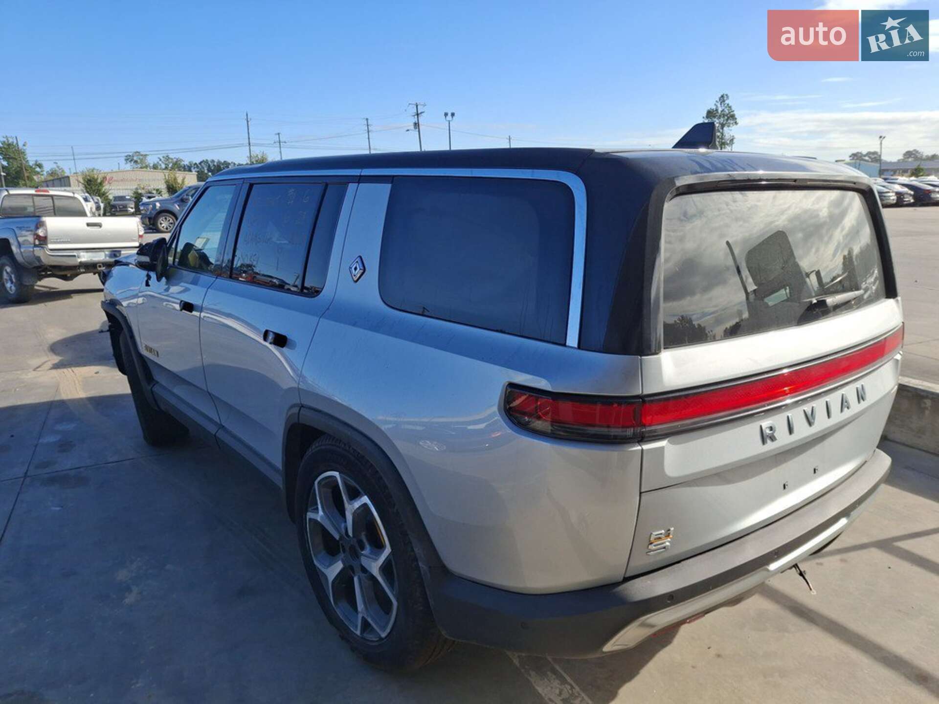 Rivian R1S 2023 VIN 7PDSGABAXPN018754 фото оголошення 27 з 31