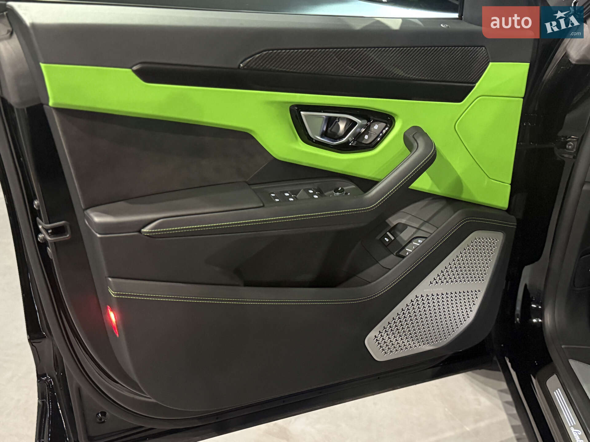Lamborghini Urus 2023 VIN ZPBUB3ZL5PLA27321 фото оголошення 17 з 35