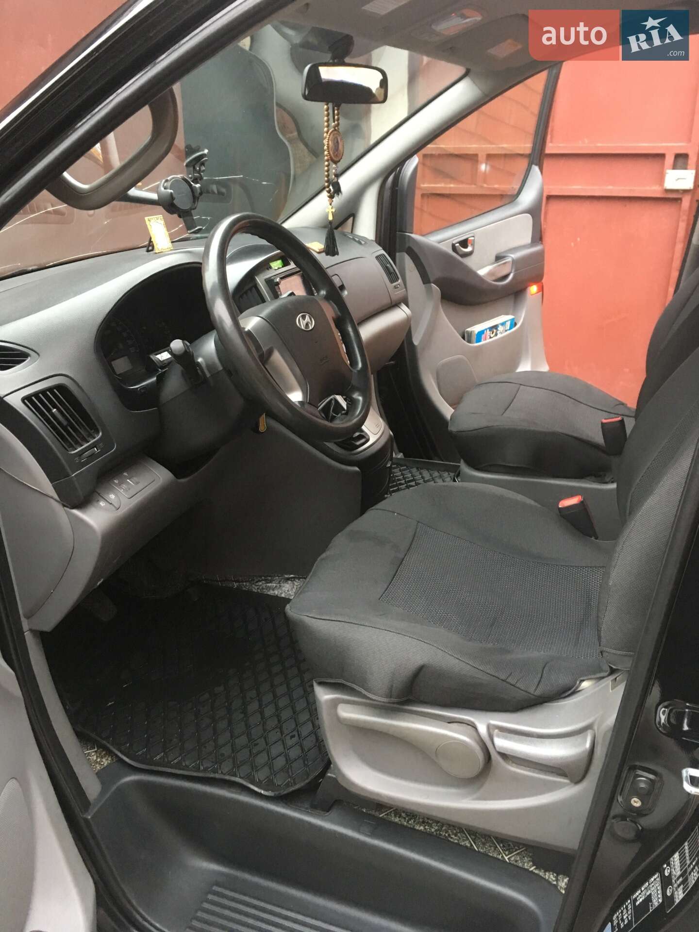 Hyundai H-1 2011 VIN KMHWH81JABU340040 фото оголошення 2 з 5