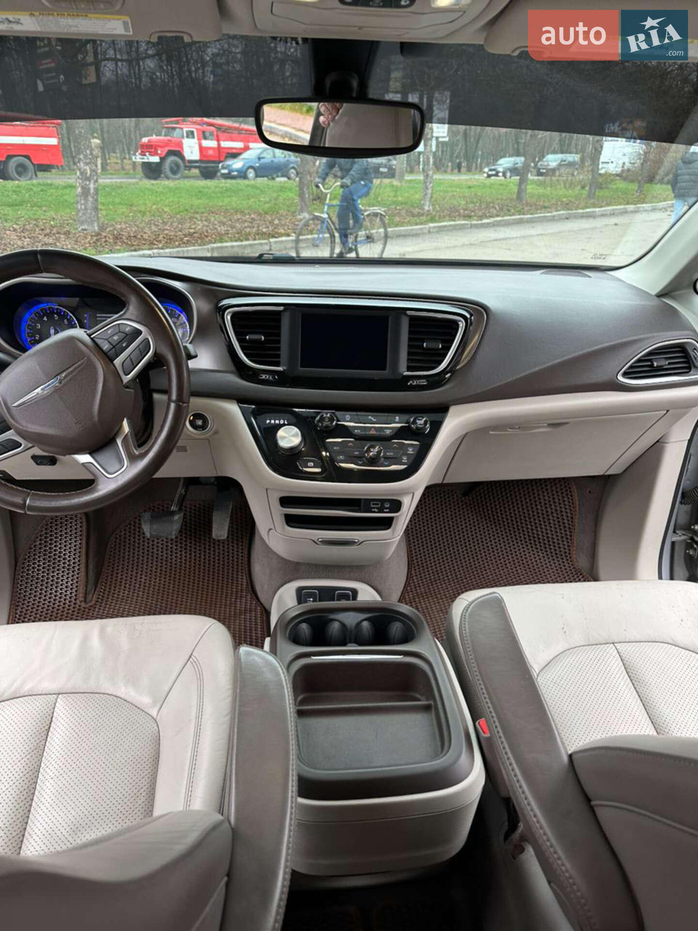 Chrysler Pacifica 2017 VIN 2C4RC1BGXJR142846 фото оголошення 3 з 12