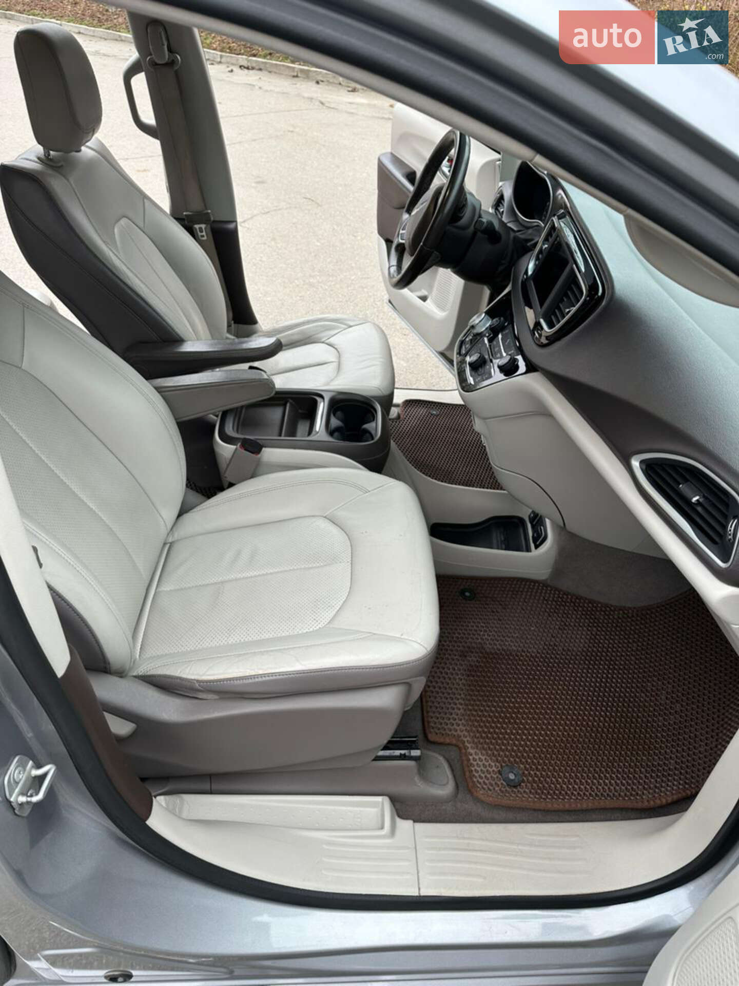 Chrysler Pacifica 2017 VIN 2C4RC1BGXJR142846 фото оголошення 8 з 12