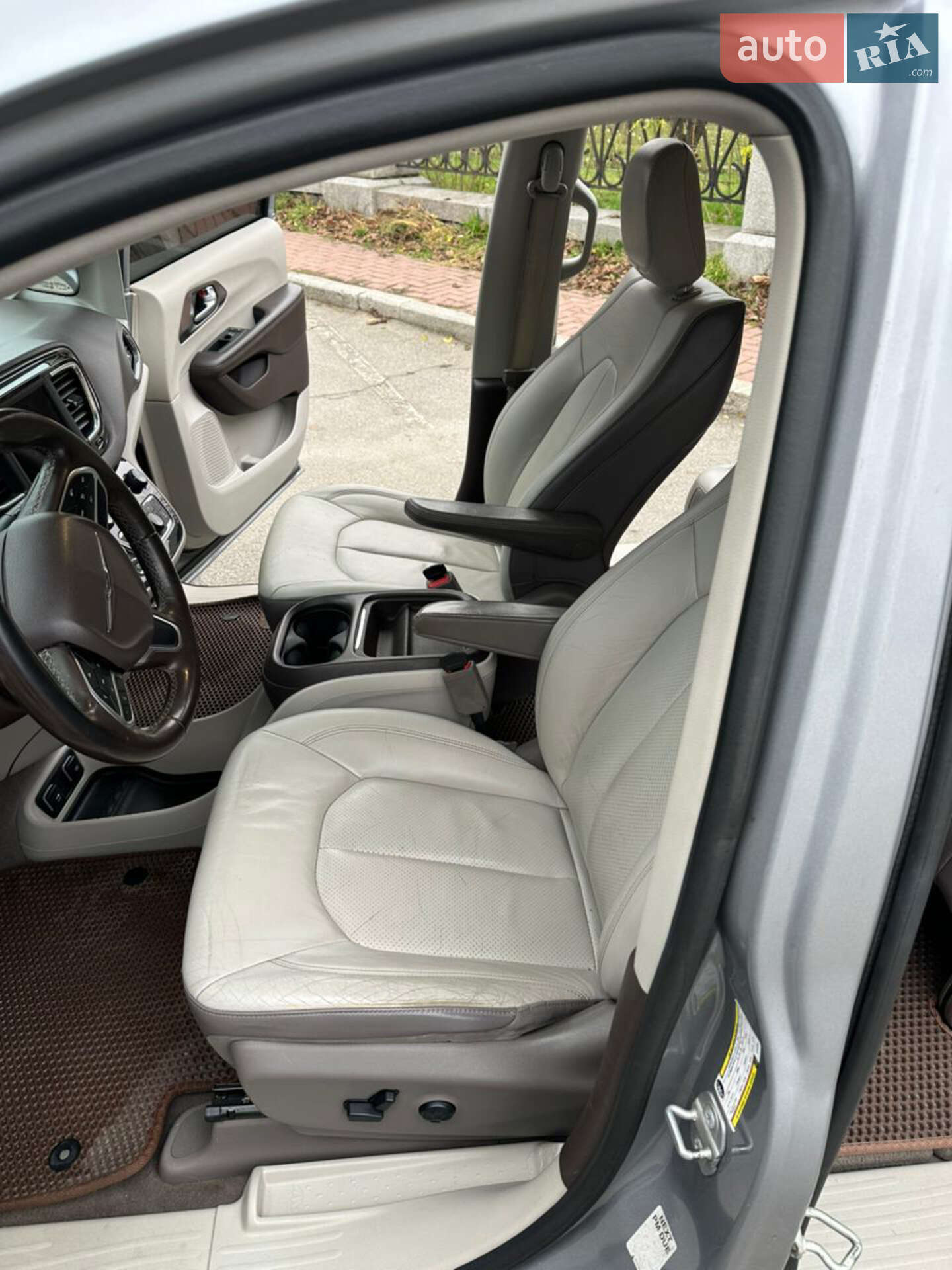 Chrysler Pacifica 2017 VIN 2C4RC1BGXJR142846 фото оголошення 9 з 12