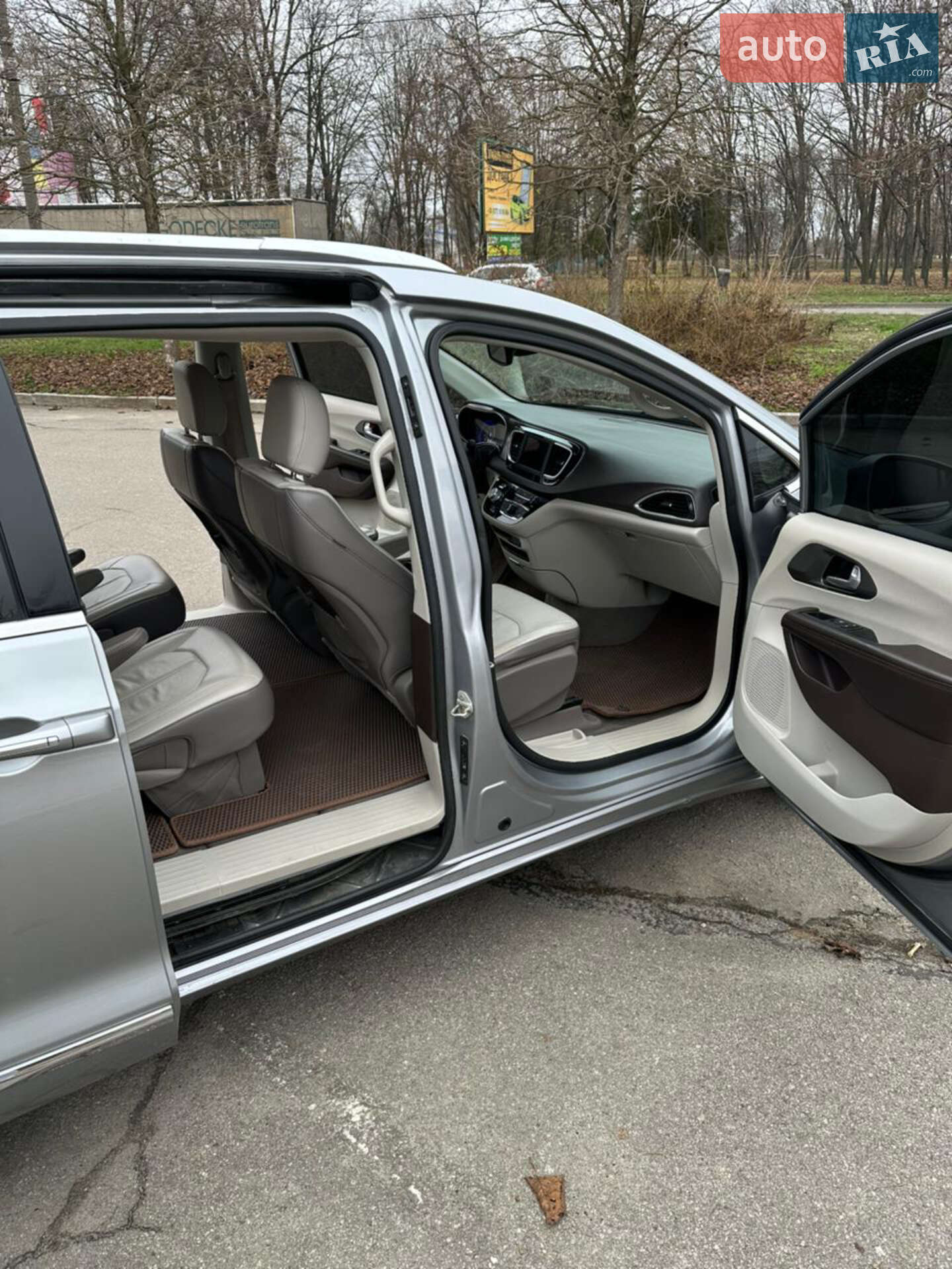 Chrysler Pacifica 2017 VIN 2C4RC1BGXJR142846 фото оголошення 4 з 12