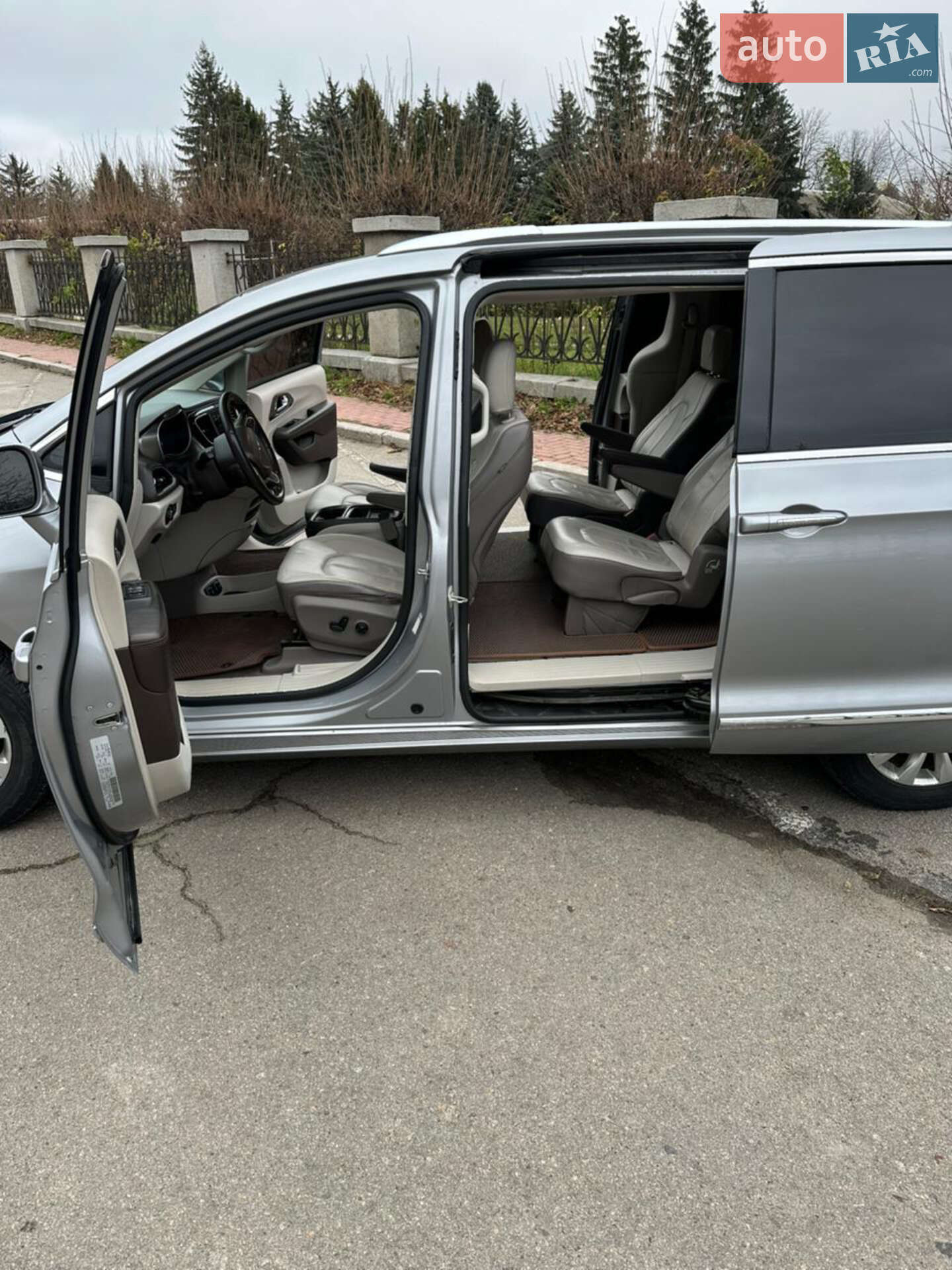 Chrysler Pacifica 2017 VIN 2C4RC1BGXJR142846 фото оголошення 10 з 12