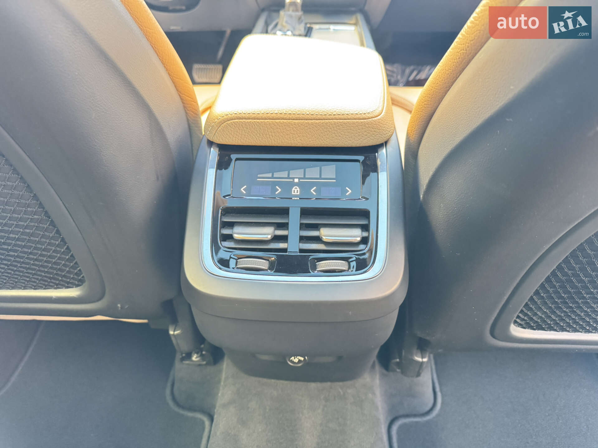 Volvo XC60 2017 VIN YV4102RL7J1034846 фото оголошення 17 з 30