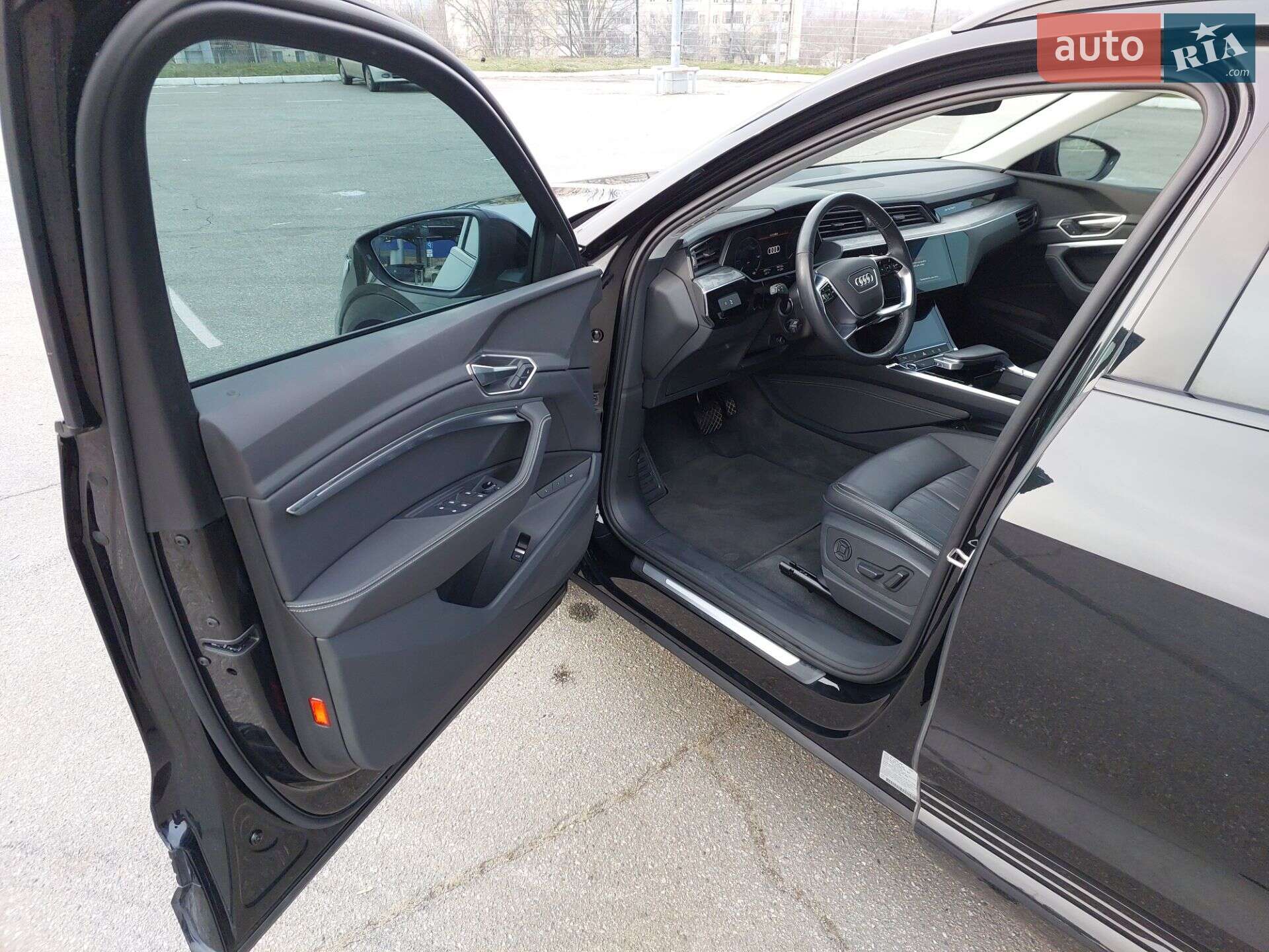 Audi Q8 e-tron 2023 VIN WA14AAGE3RB020955 фото оголошення 13 з 43