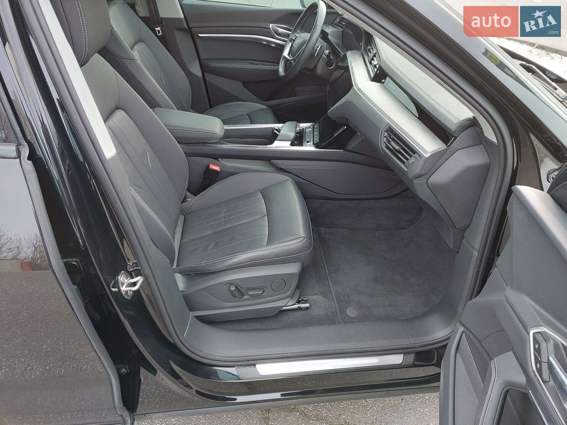 Audi Q8 e-tron 2023 VIN WA14AAGE3RB020955 фото оголошення 15 з 43