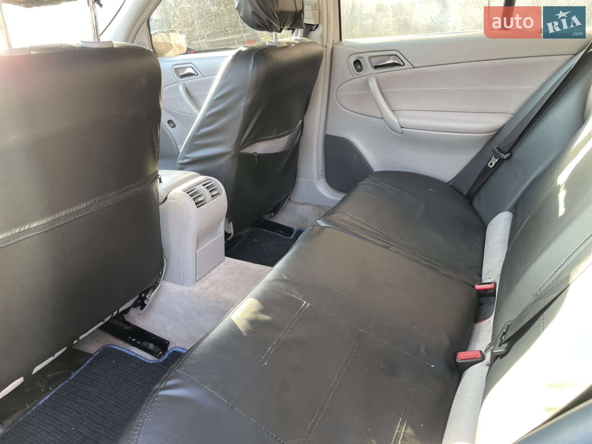 Mercedes-Benz C-Class 2004 VIN WDB2011221F216585 фото оголошення 12 з 13