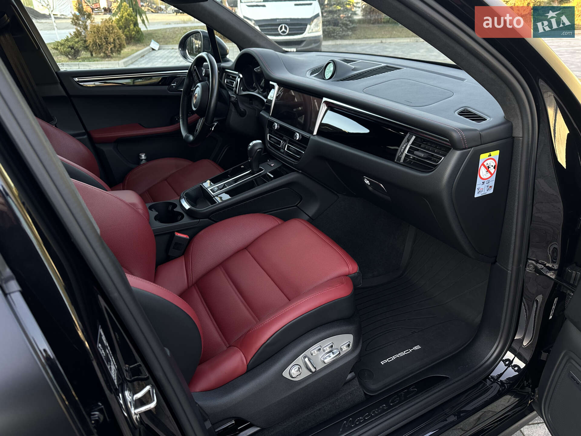 Porsche Macan 2024 VIN WP1ZZZ95ZRLB48727 фото оголошення 13 з 39