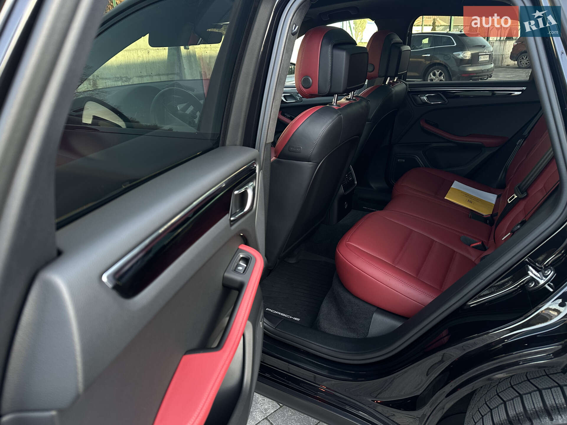 Porsche Macan 2024 VIN WP1ZZZ95ZRLB48727 фото оголошення 16 з 39