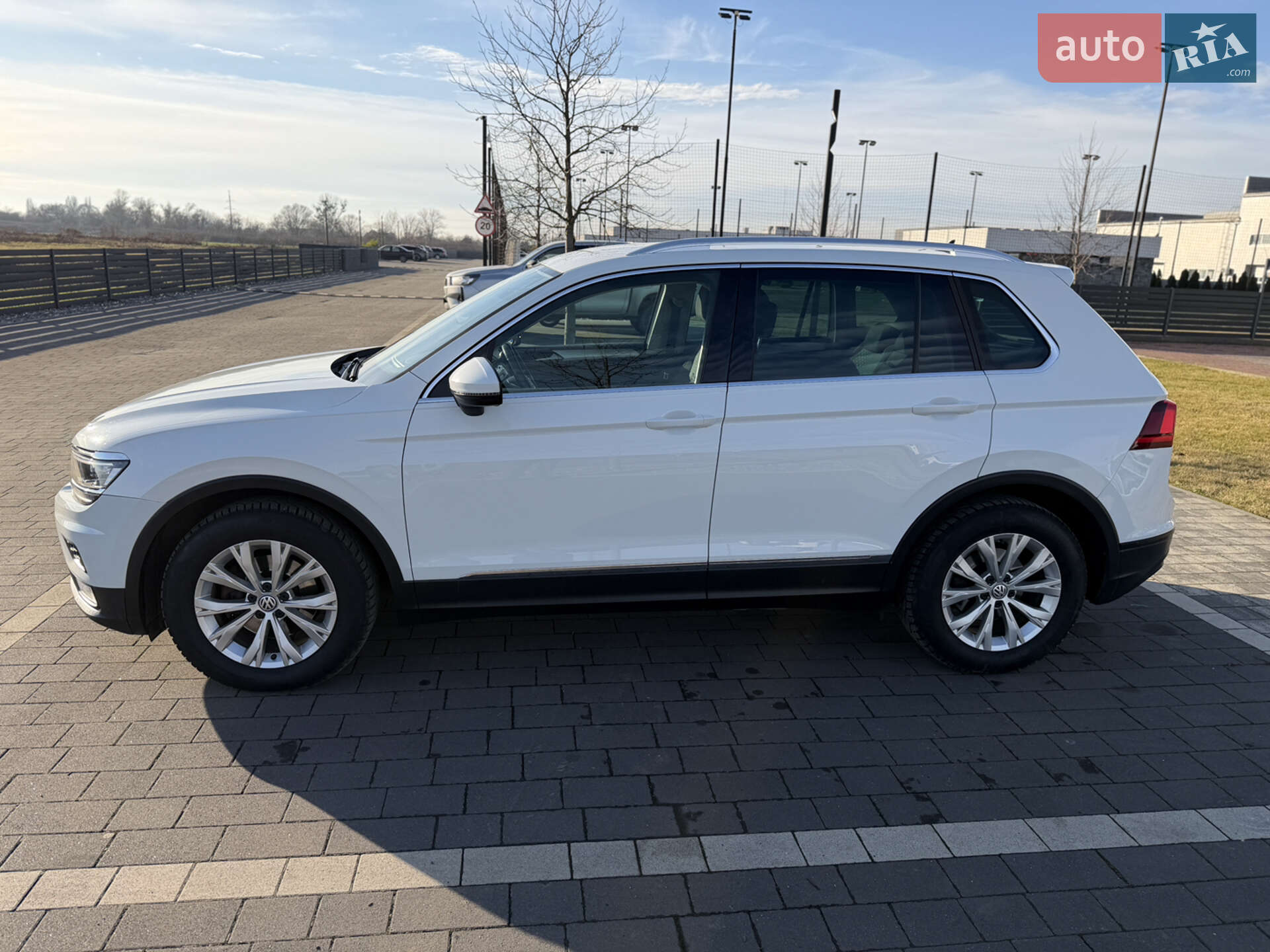 Volkswagen Tiguan 2017 VIN WVGZZZ5NZHW915704 фото оголошення 12 з 36