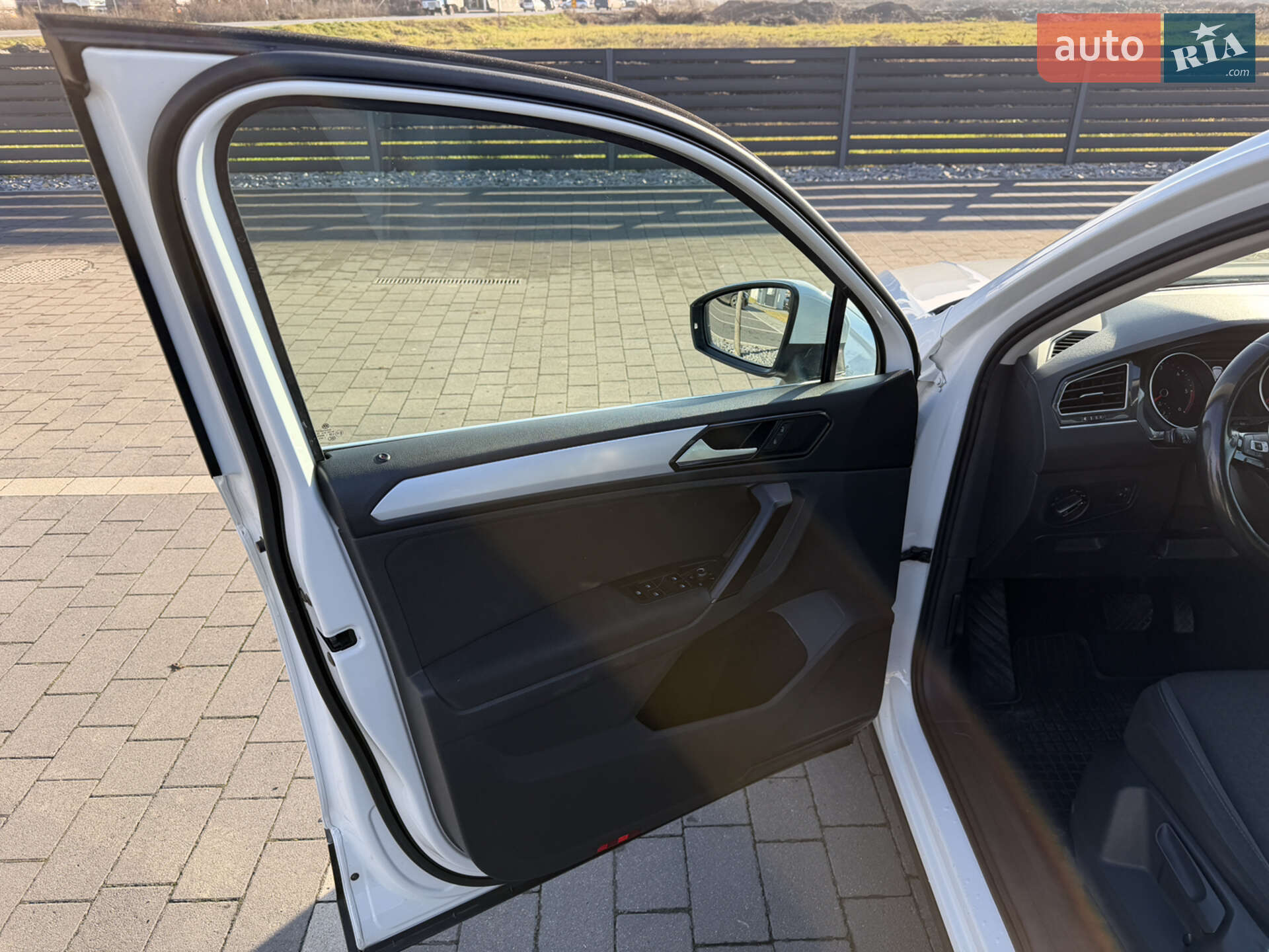 Volkswagen Tiguan 2017 VIN WVGZZZ5NZHW915704 фото оголошення 25 з 36