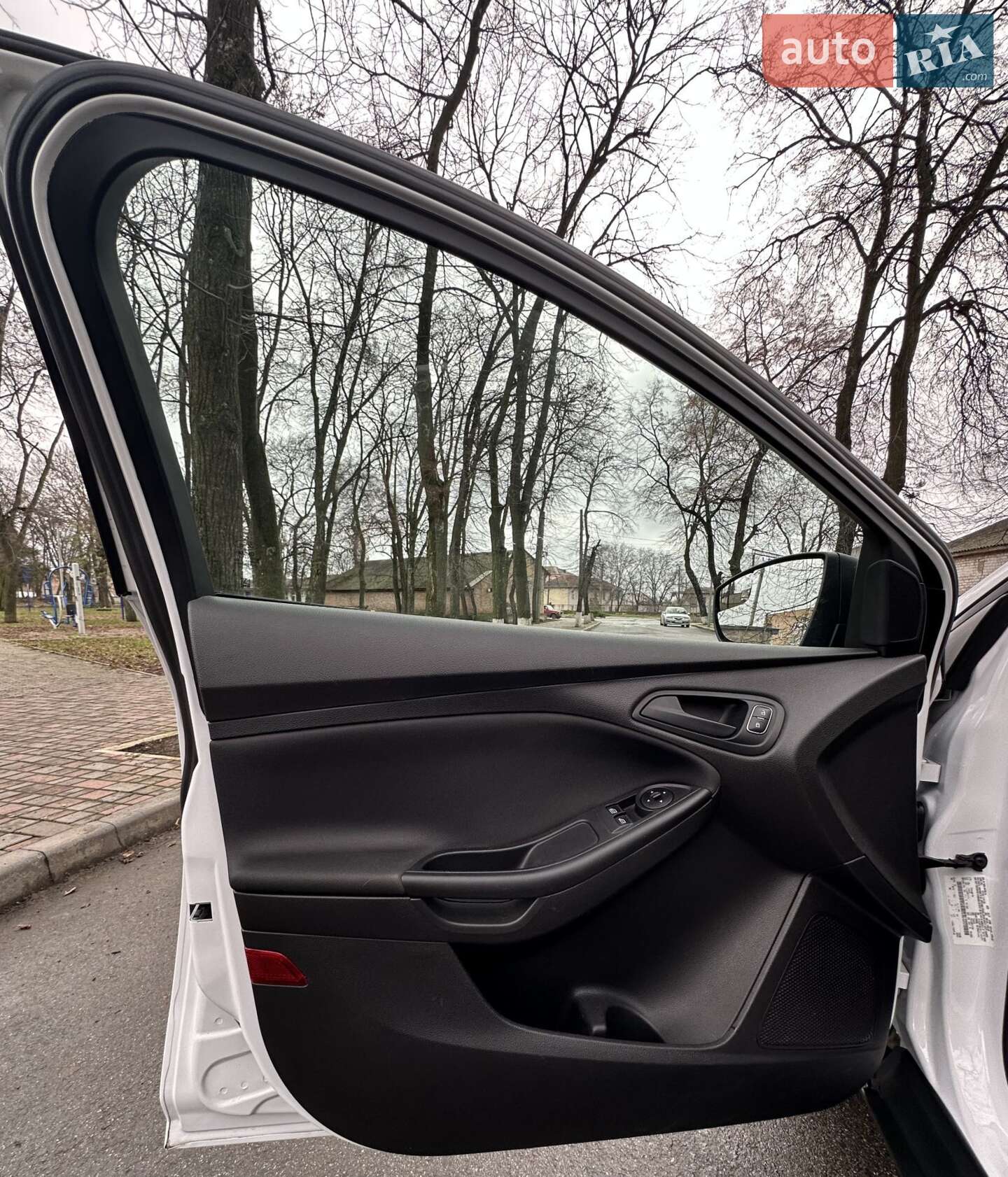 FORD FOCUS 2017 VIN 1FADP3E24HL303551 фото оголошення 17 з 21