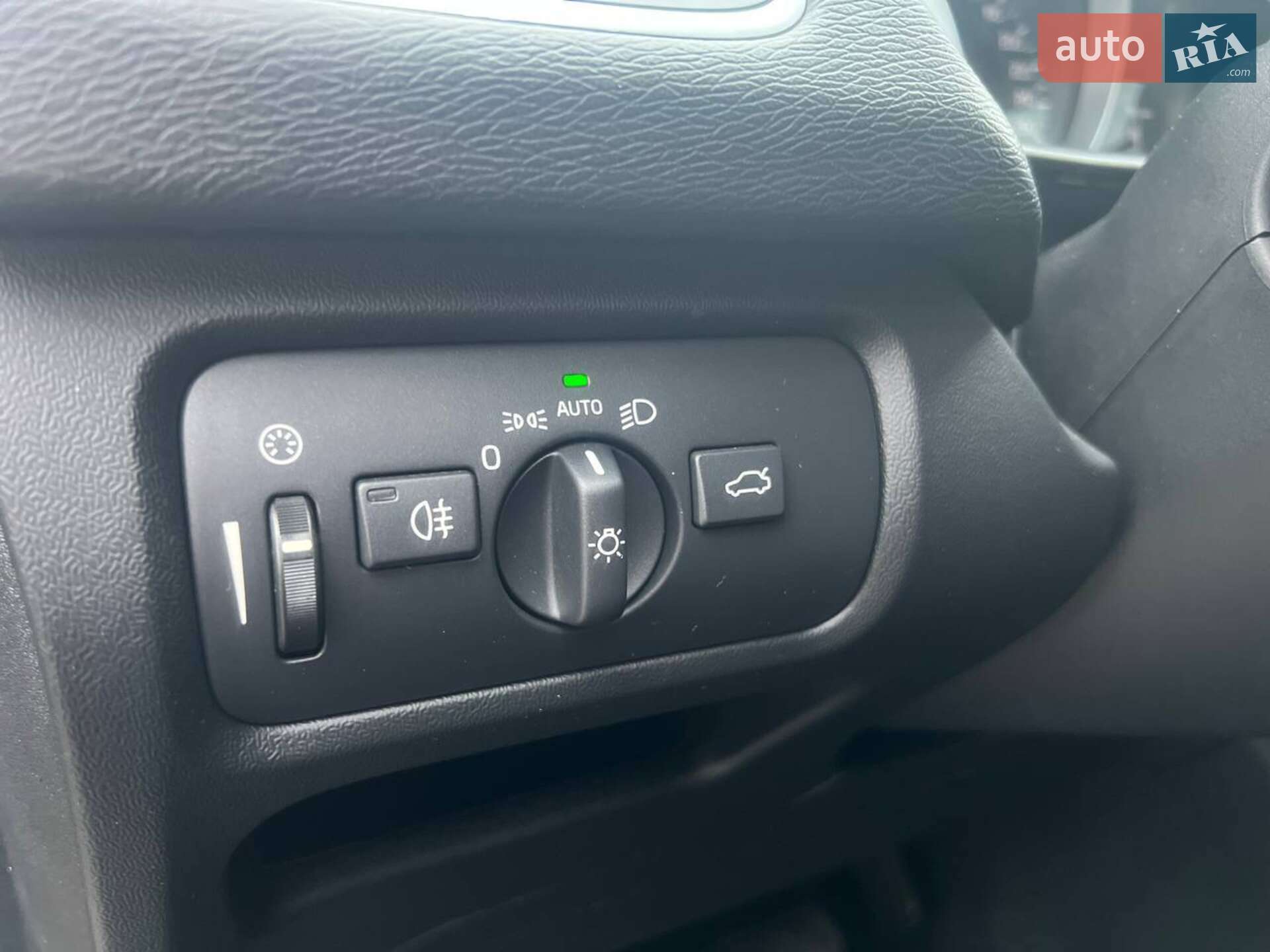 Volvo V40 2018 VIN YV1MZ32V0K2178716 фото оголошення 25 з 48