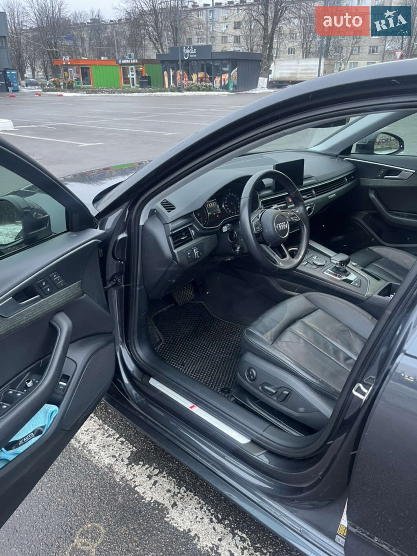 Audi A4 2018 VIN WAUDNAF48KA030893 фото оголошення 10 з 17