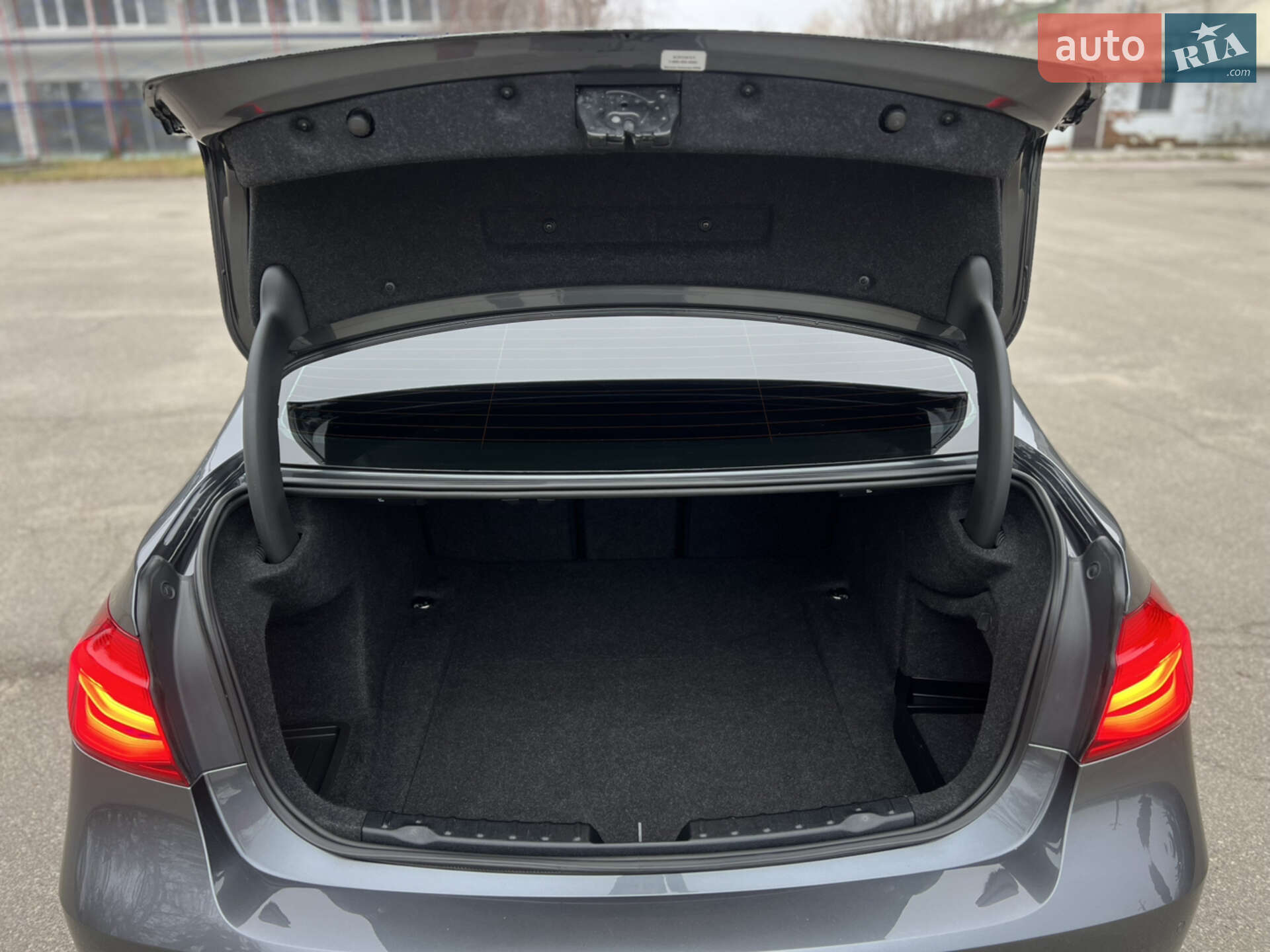 BMW 3 Series 2018 VIN WBA8F1C54JAE92929 фото оголошення 18 з 32