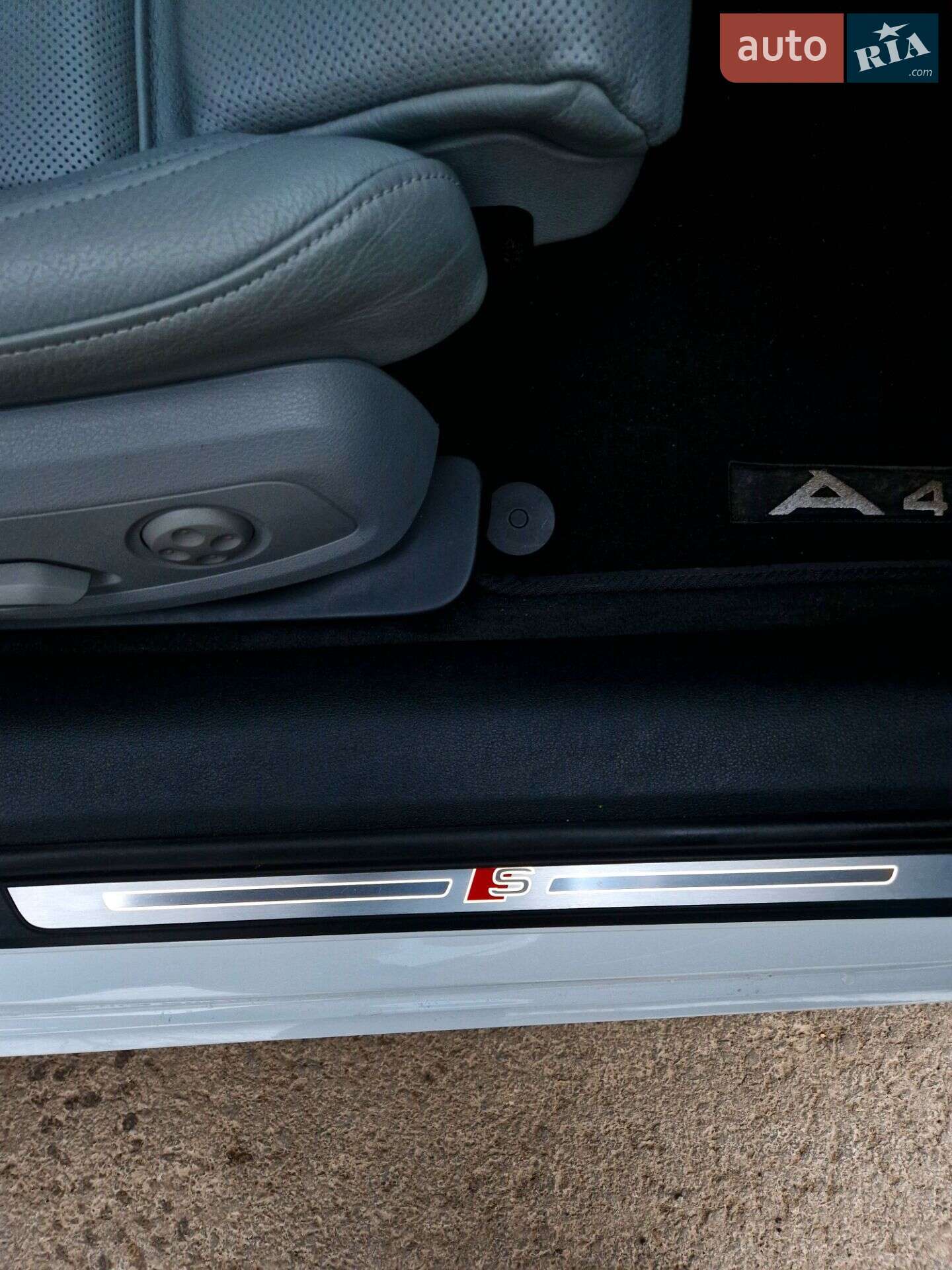 Audi A4 2017 VIN WAUFNAF43HN011808 фото оголошення 13 з 22