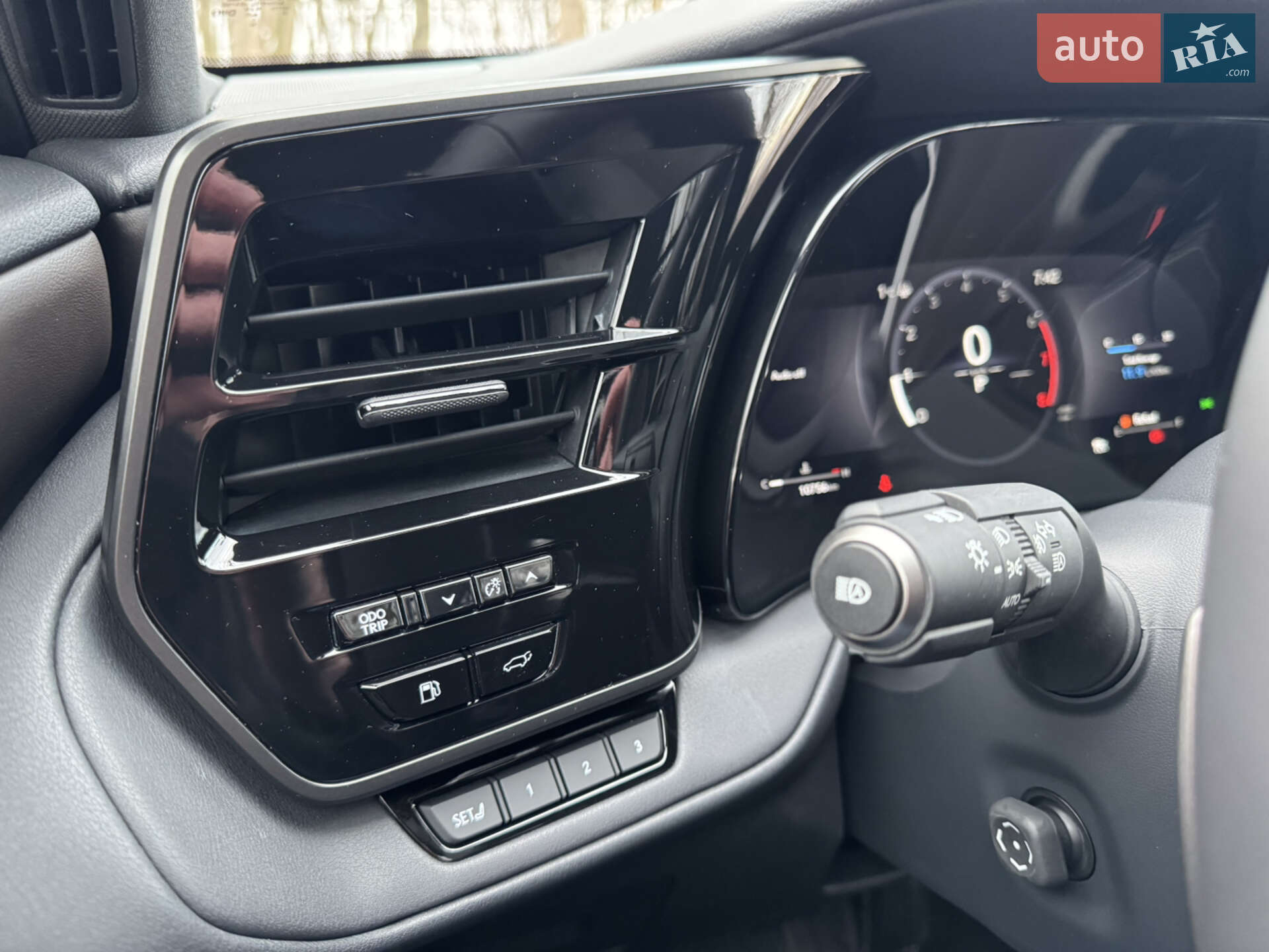 Lexus TX 2024 VIN 5TDAAAB61RS017652 фото оголошення 40 з 46