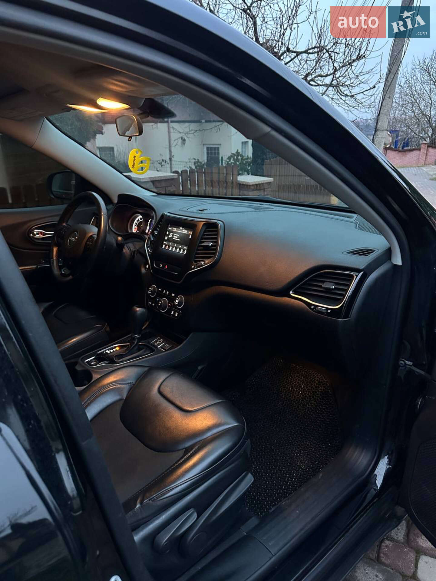 Jeep Cherokee 2019 VIN 1C4PJLLB4KD377016 фото оголошення 19 з 23