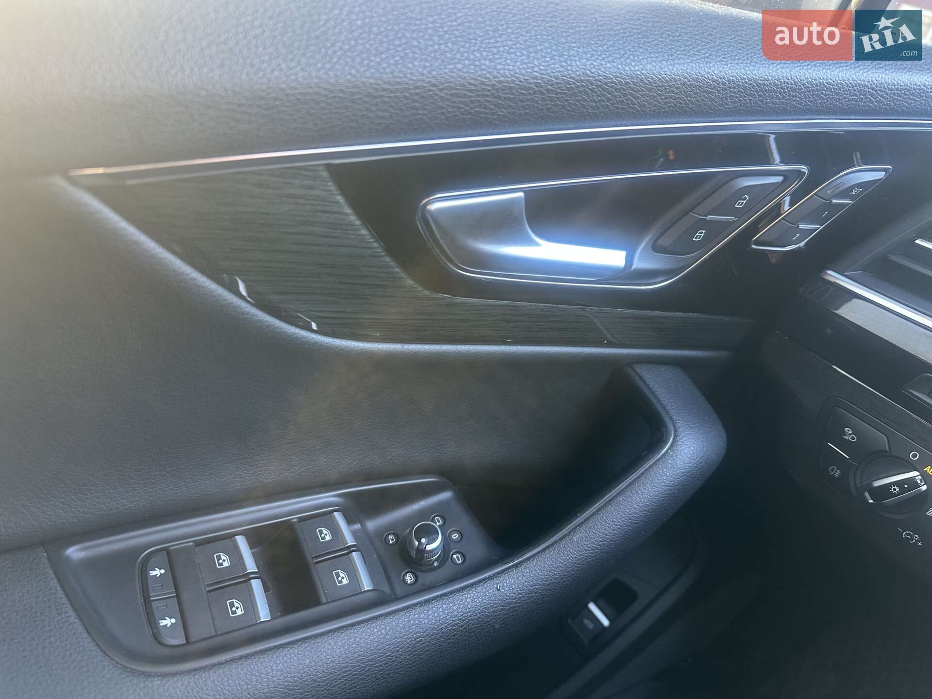Audi Q7 2017 VIN WA1VAAF70HD052949 фото оголошення 18 з 39