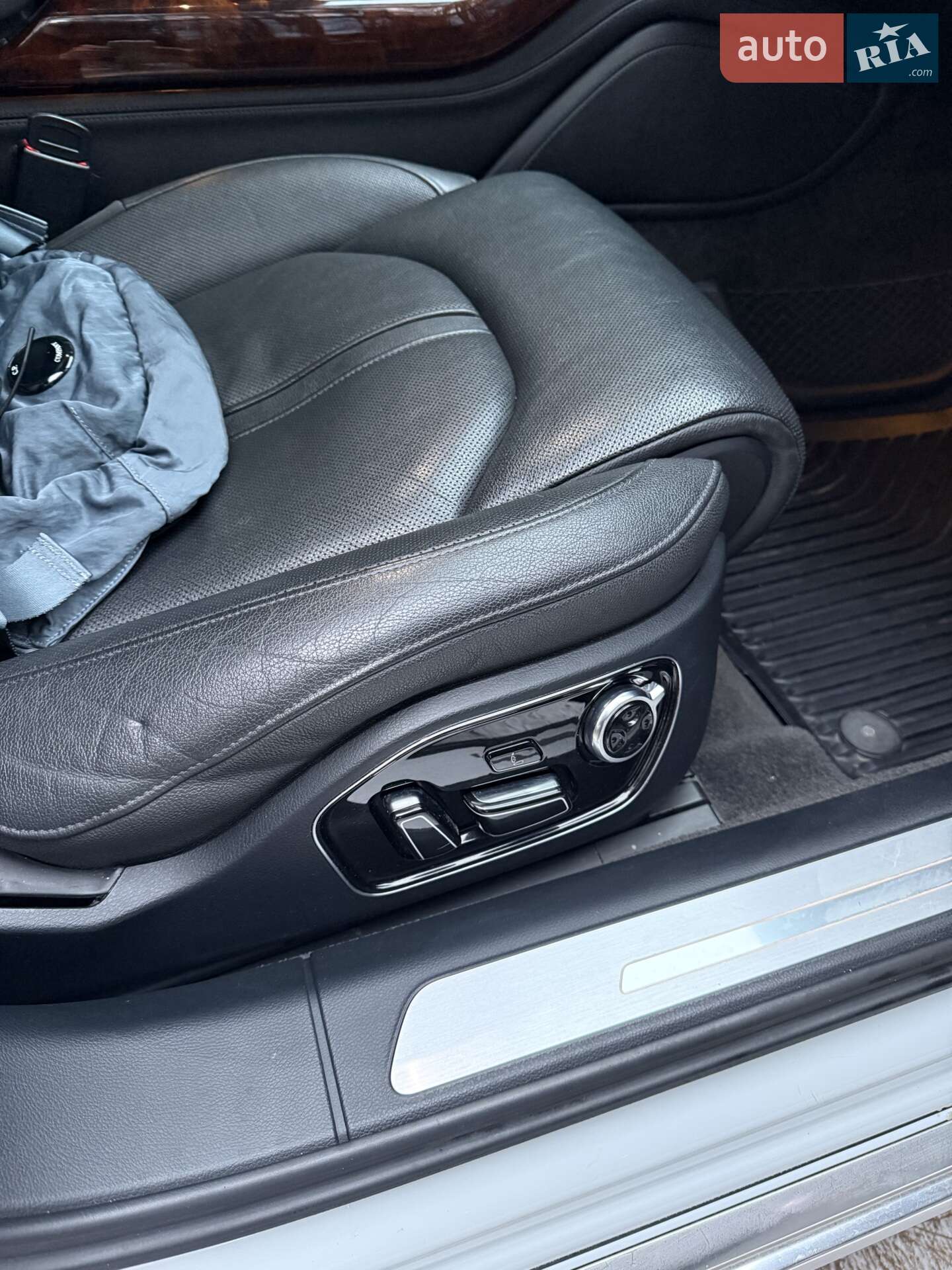 Audi A8 2013 VIN WAURMAFD7EN000807 фото оголошення 12 з 16