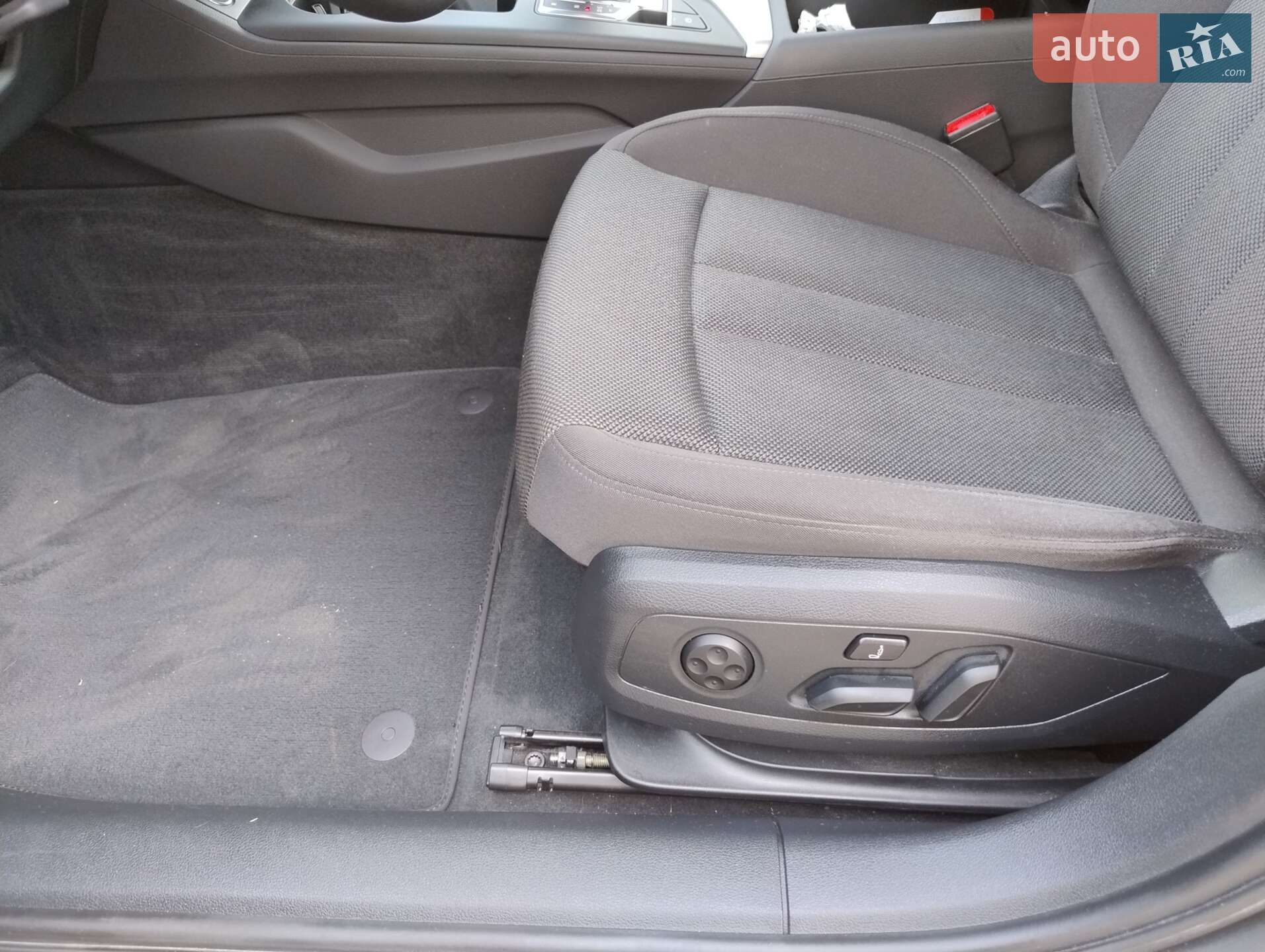 Audi A4 2022 VIN WAUZZZF46NA038178 фото оголошення 10 з 17